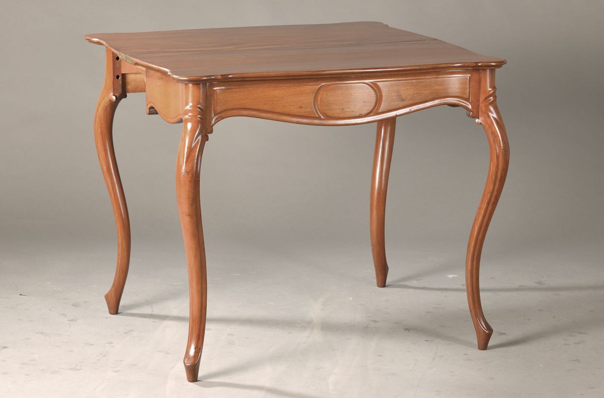 Klapptisch/Spieltisch, deutsch, um 1860, Mahagoni massiv, z.T. furniert, z.T. gespiegelt verlegt,