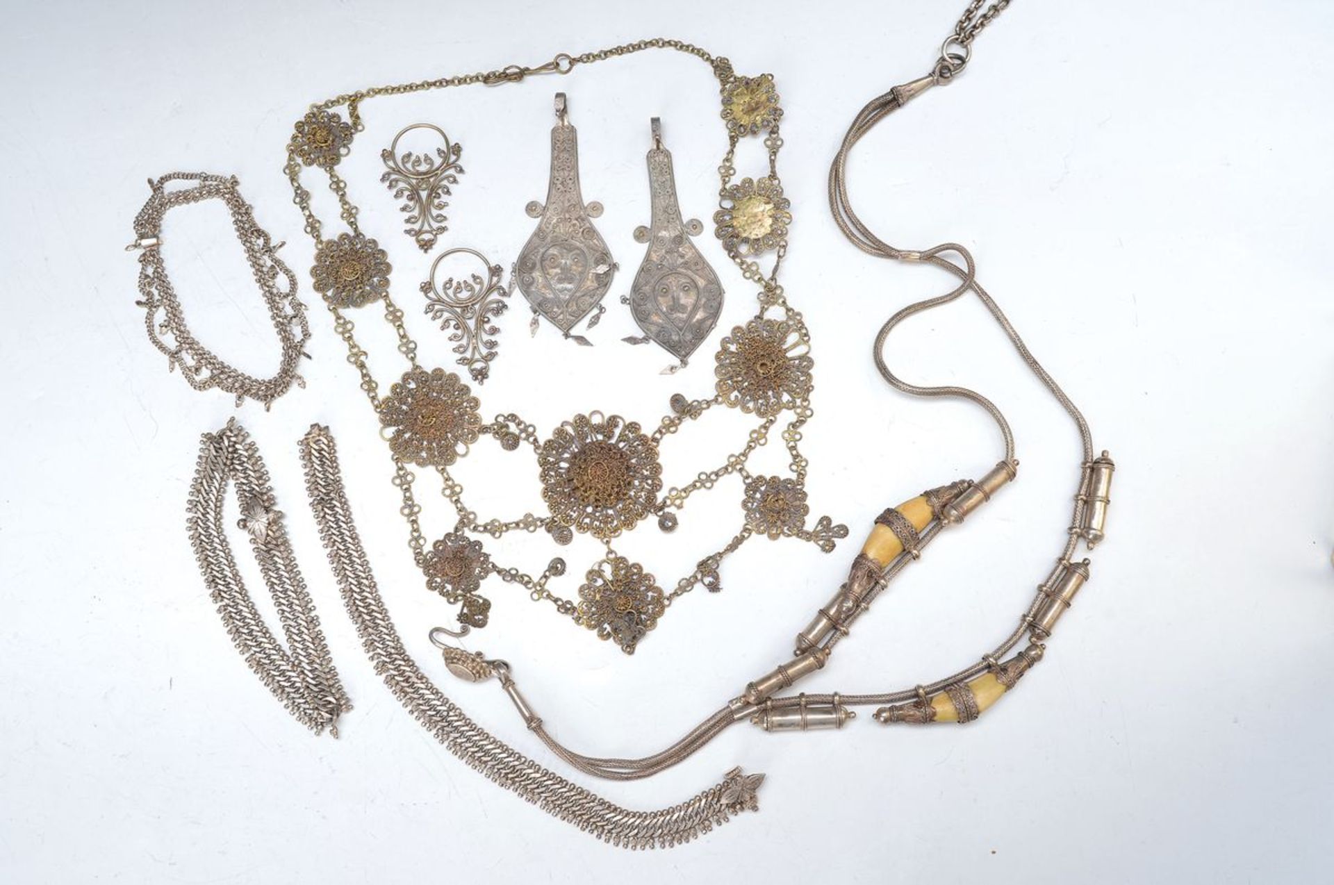 9 Teile Silberschmuck, Sumatra, 19./20. Jh., 7x Ketten und zwei Paar Ohrringe9 parts silver jewelry,