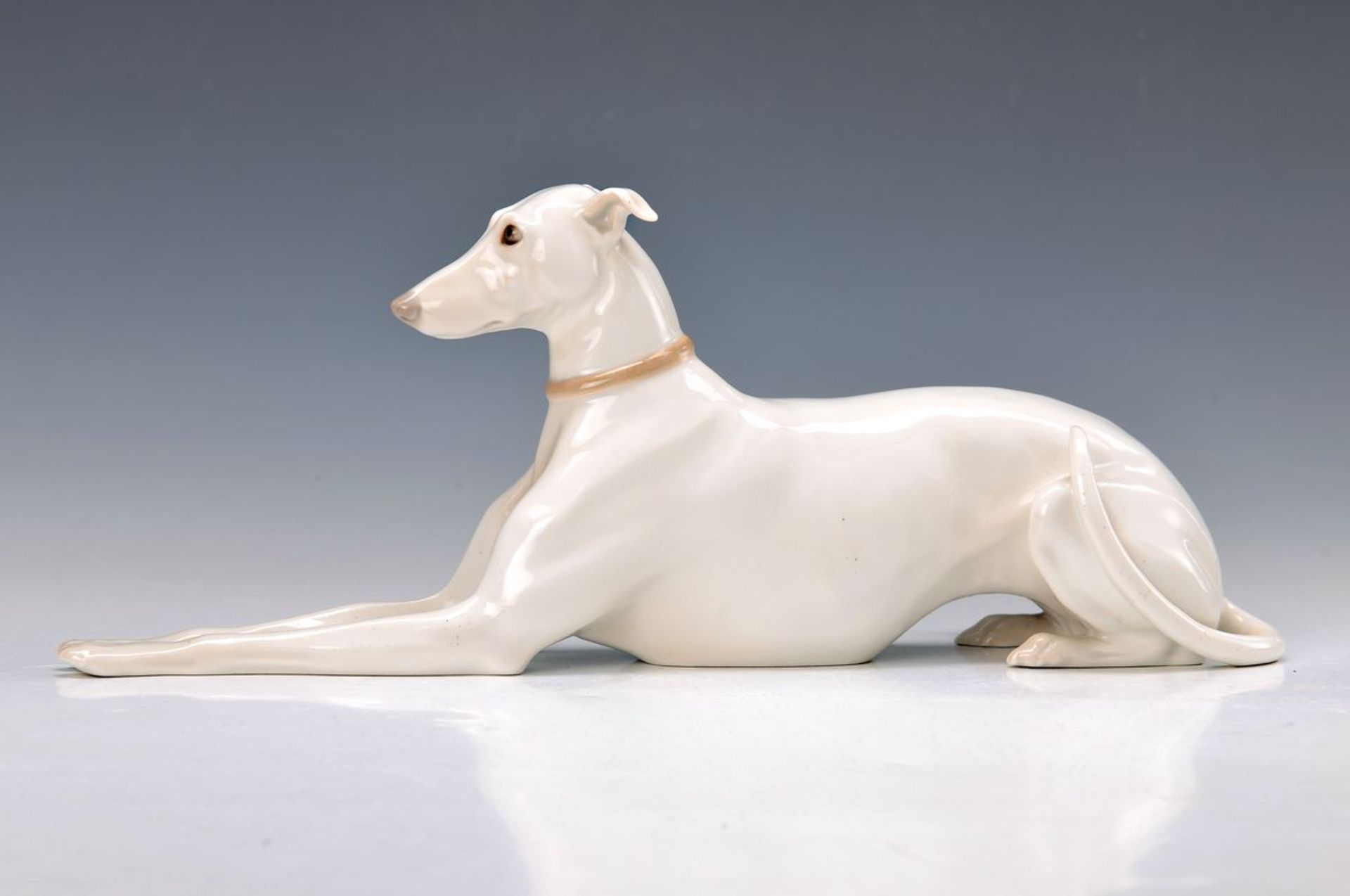 Porzellanfigur, Bing & Gröndahl, 2. H. 20. Jh., liegender Windhund, H.ca.12cm, L.ca.28.