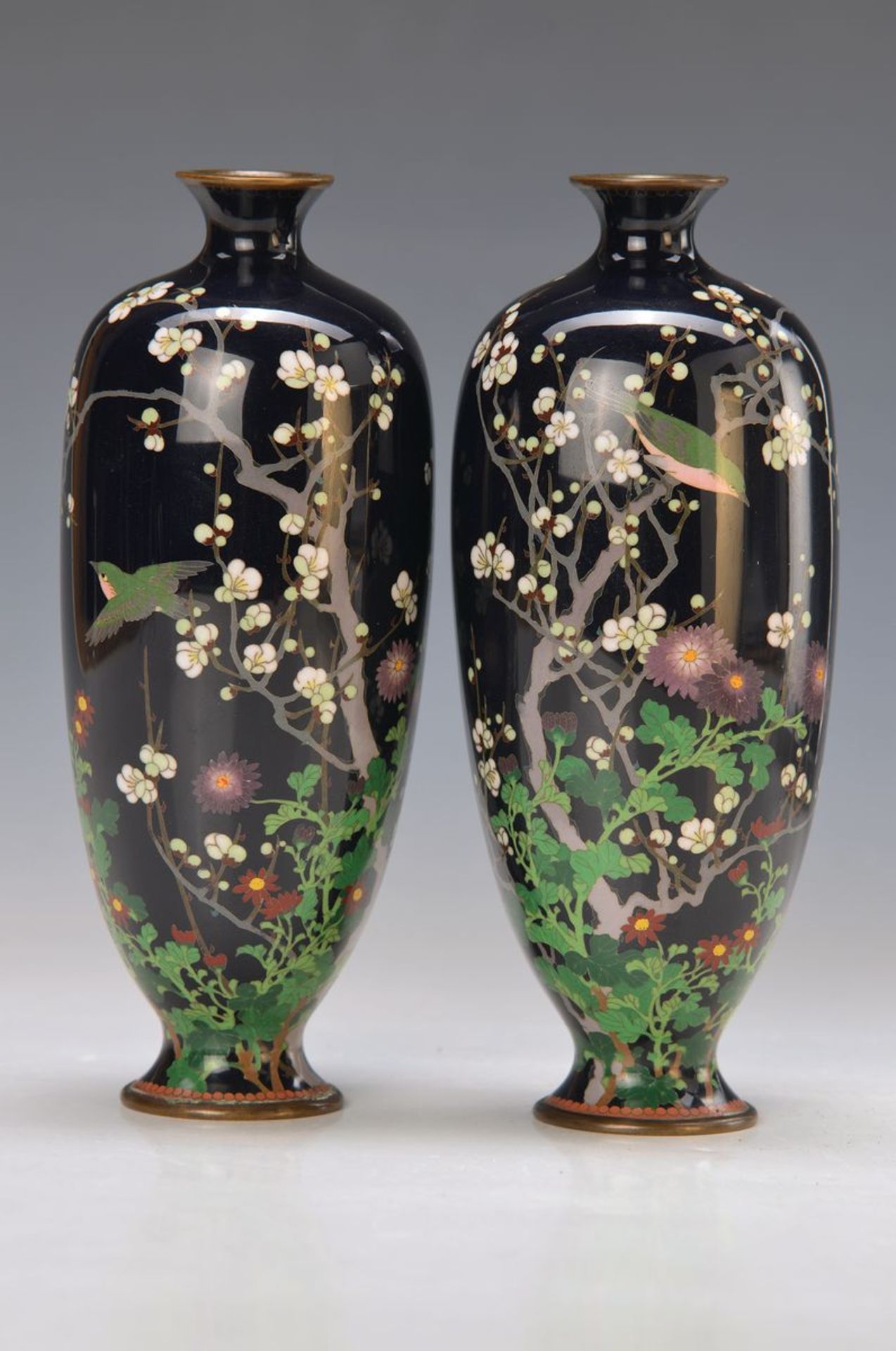 Vasenpaar, Japan, um 1910, Korpus Bronze, fein bunt emailliert in Cloisonné-Technik, Vogel in