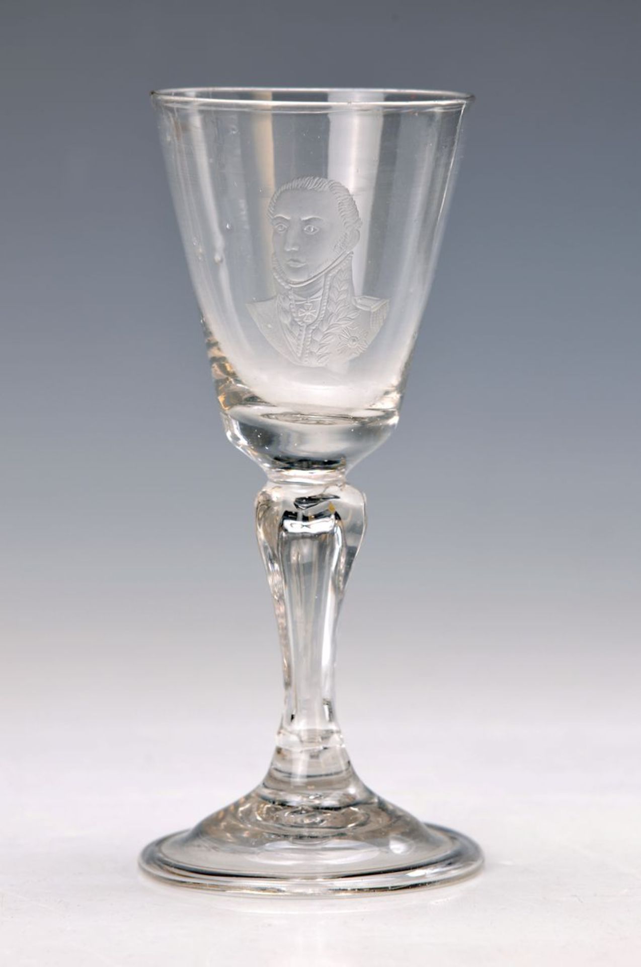 Porträtglas, Böhmen, um 1790, geschnittener Dekor, französischer General, am Rand min. best., H. ca.