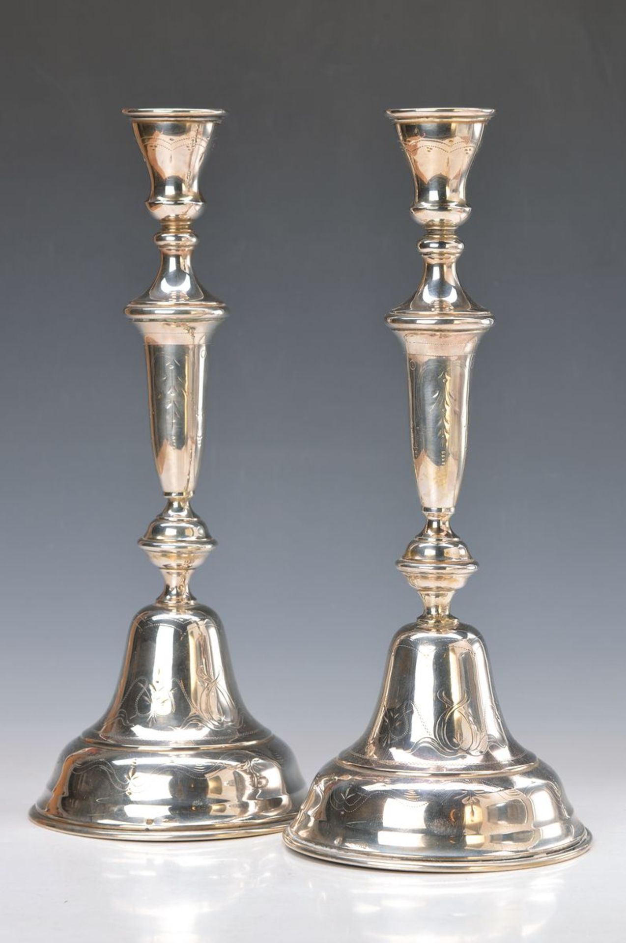Paar Silber-Kerzenleuchter, Österreich, um 1890, gravierter Dekor, H. ca. 36.5 cm, leichte