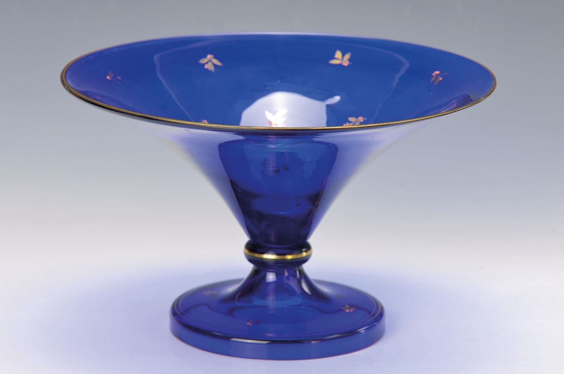 Fussschale, Böhmen, um 1860, blaues Glas mit rot-goldener Blumenmalerei, gold gehöht, leicht