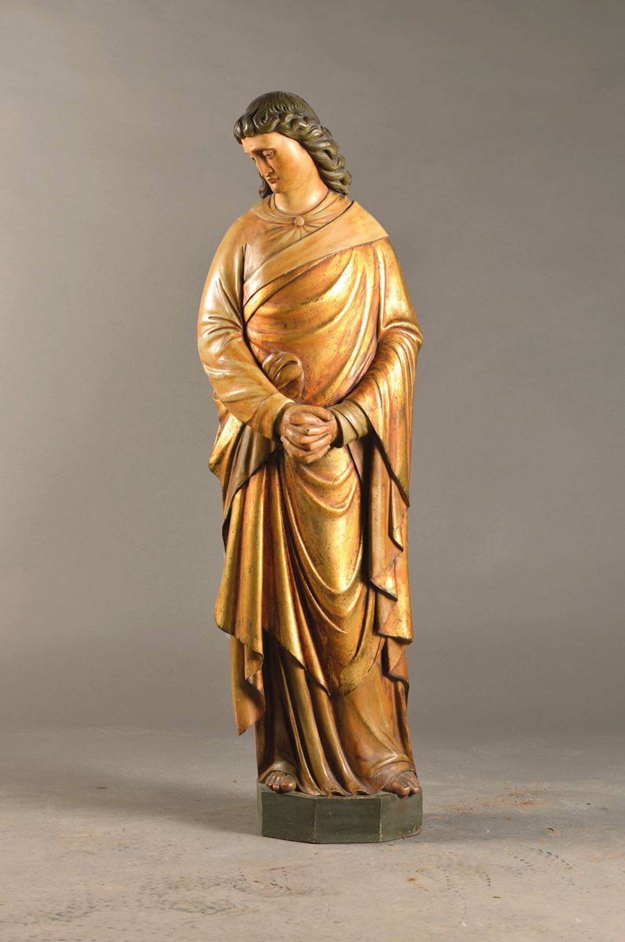 Skulptur des Hl. Johannes, um 1830-40, Lindenholz geschnitzt, in Gold- und Brauntönen gefasst, H.