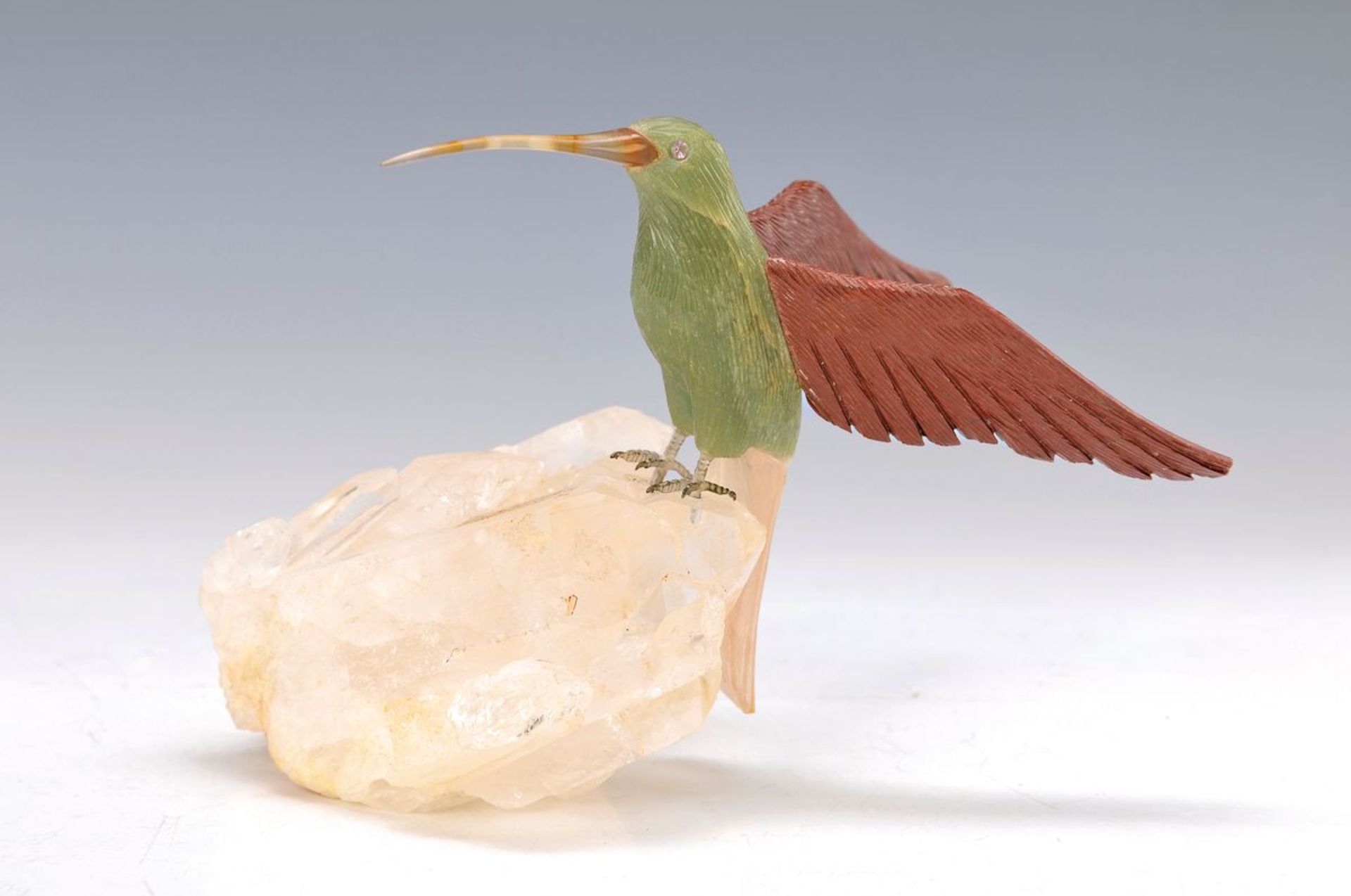 Skulptur eines Kolibris, Nephrit geschnitten, Metallmontur, auf Bergkristall montiert, ca.