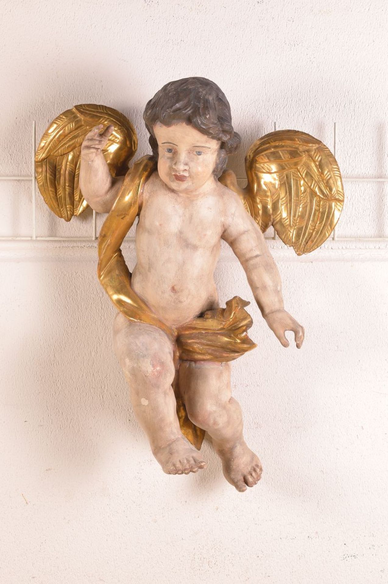 Großer Putto, süddeutsch, um 1760, Lindenholz geschnitzt, Flügel ersetzt, Fassung übermalt, reich