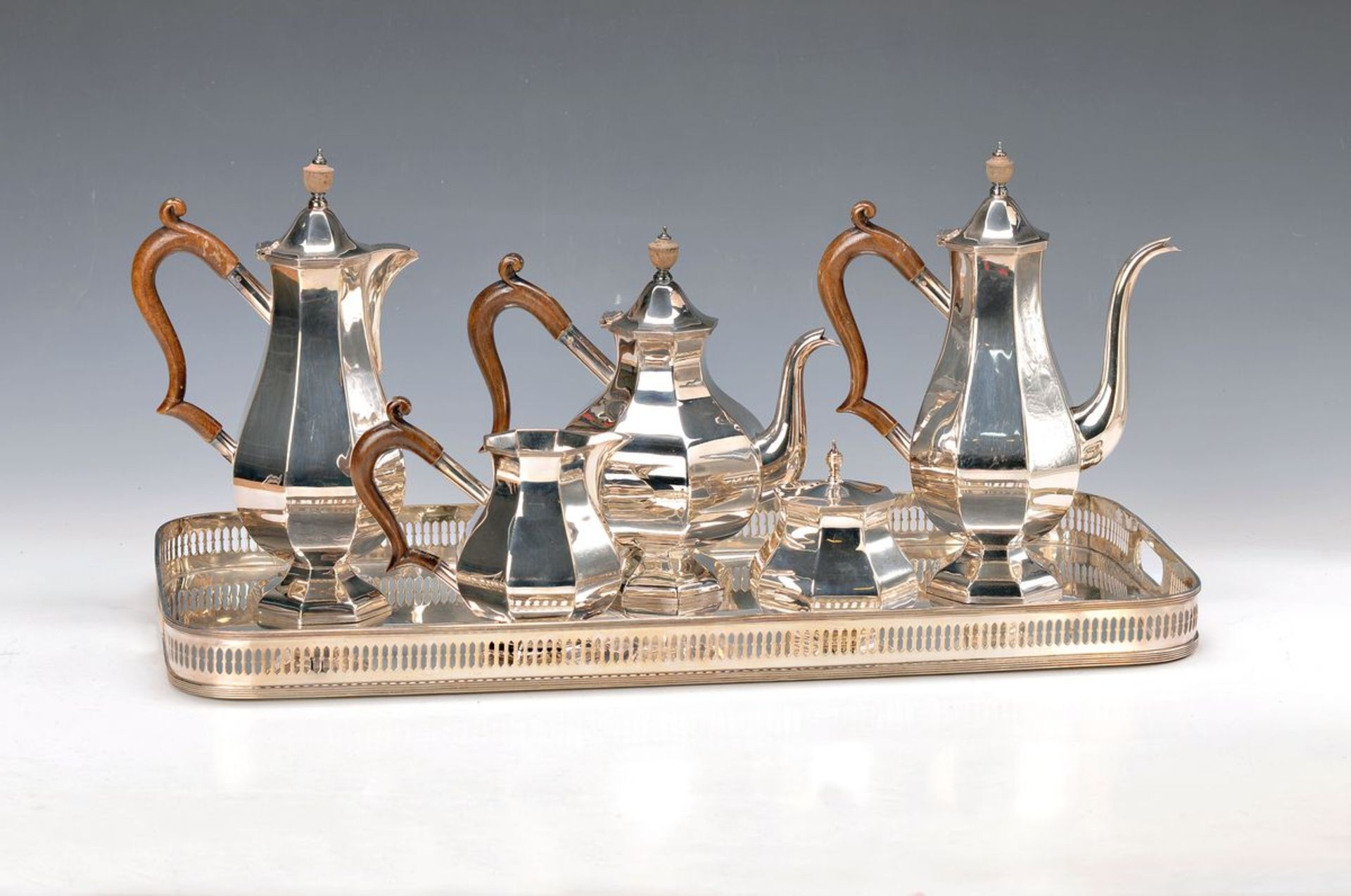 Kaffee- und Teeset auf Tablett, um 1910-20, Metall versilbert, facettiert, Griffe Holz, zwei