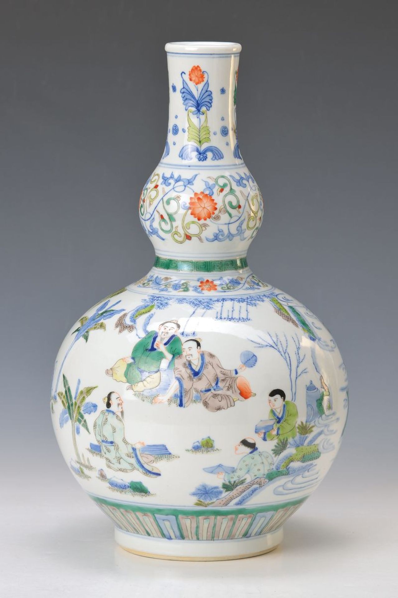 Vase, China, nach Vorbild der Kangxi Periode, Porzellan, sog. grüne Familie, leicht gräulich-