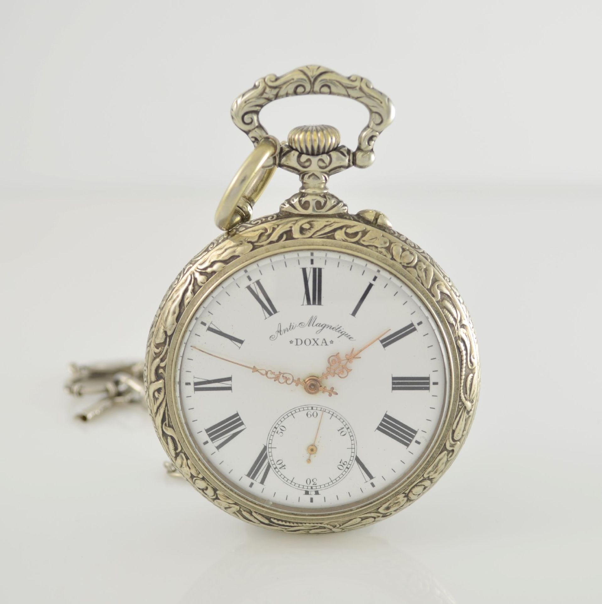 DOXA große offene Taschenuhr Schweiz um 1905, 2-tlg. Geh. in Nickel, aufw. floral verz., Rücks. m.