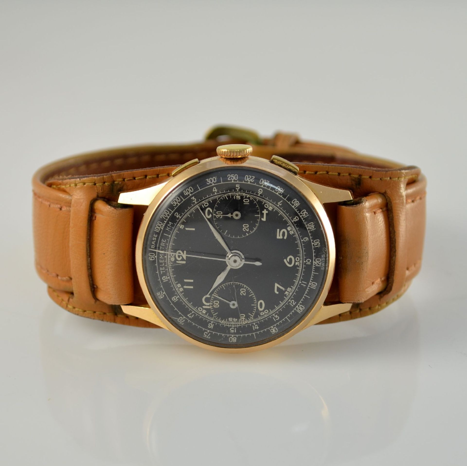 Armbandchronograph in RG 750/000, Schweiz um 1950, Handaufzug, Boden aufgedr., schwarzes Zifferbl.