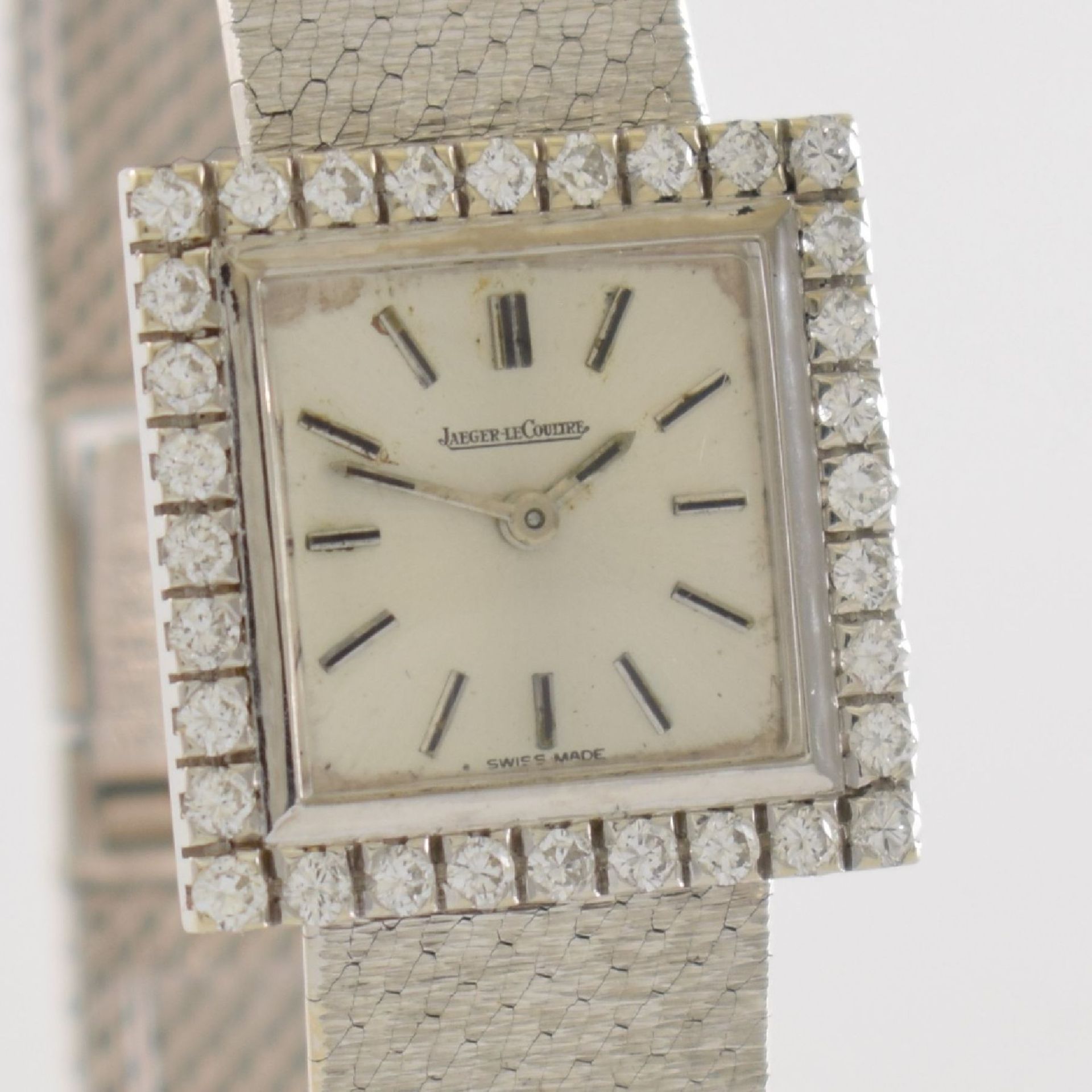 Jaeger-LeCoultre Damenarmbanduhr in WG 750/000 mit Diamantlünette, Handaufzug, Schweiz um 1960, Ref. - Bild 6 aus 8