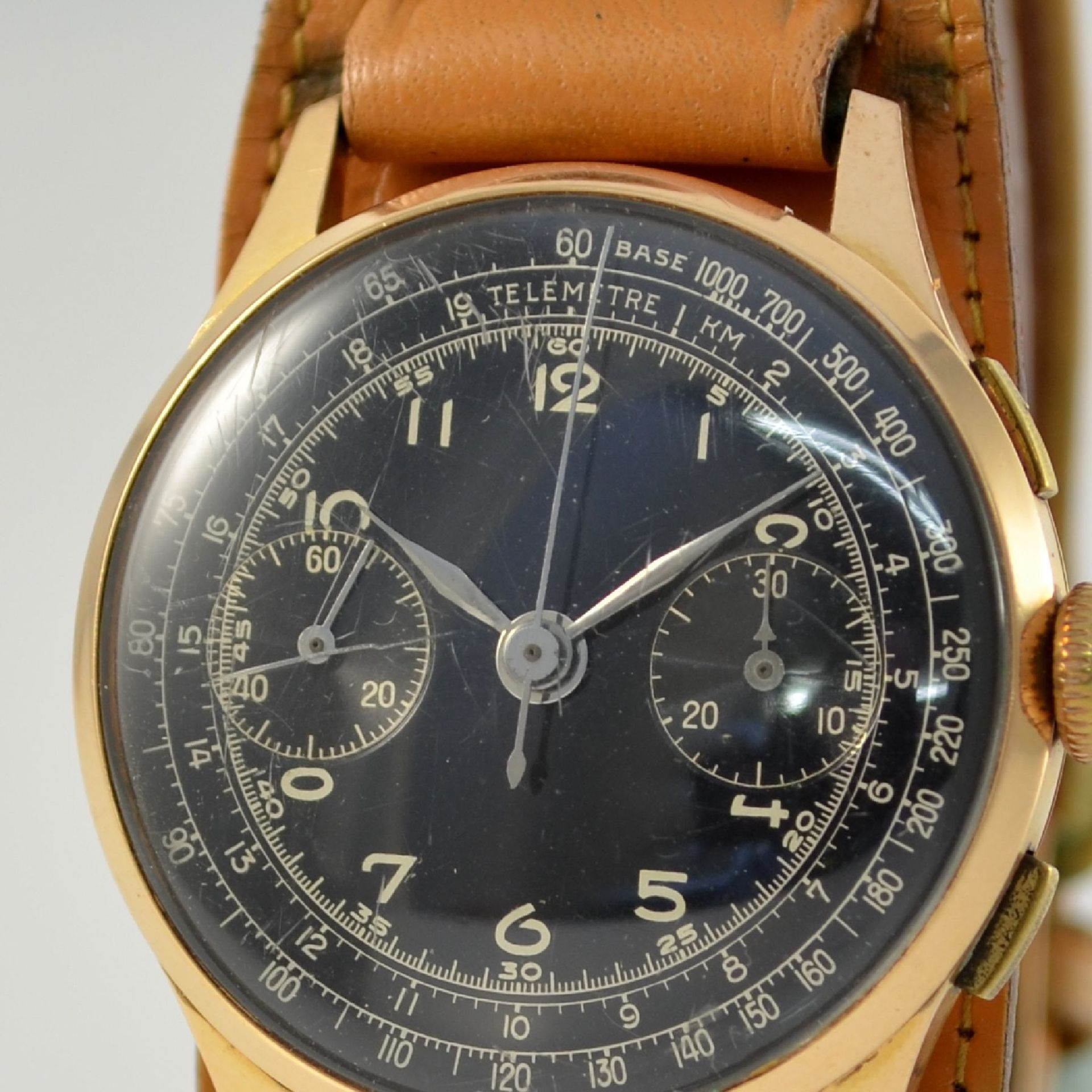 Armbandchronograph in RG 750/000, Schweiz um 1950, Handaufzug, Boden aufgedr., schwarzes Zifferbl. - Bild 4 aus 11