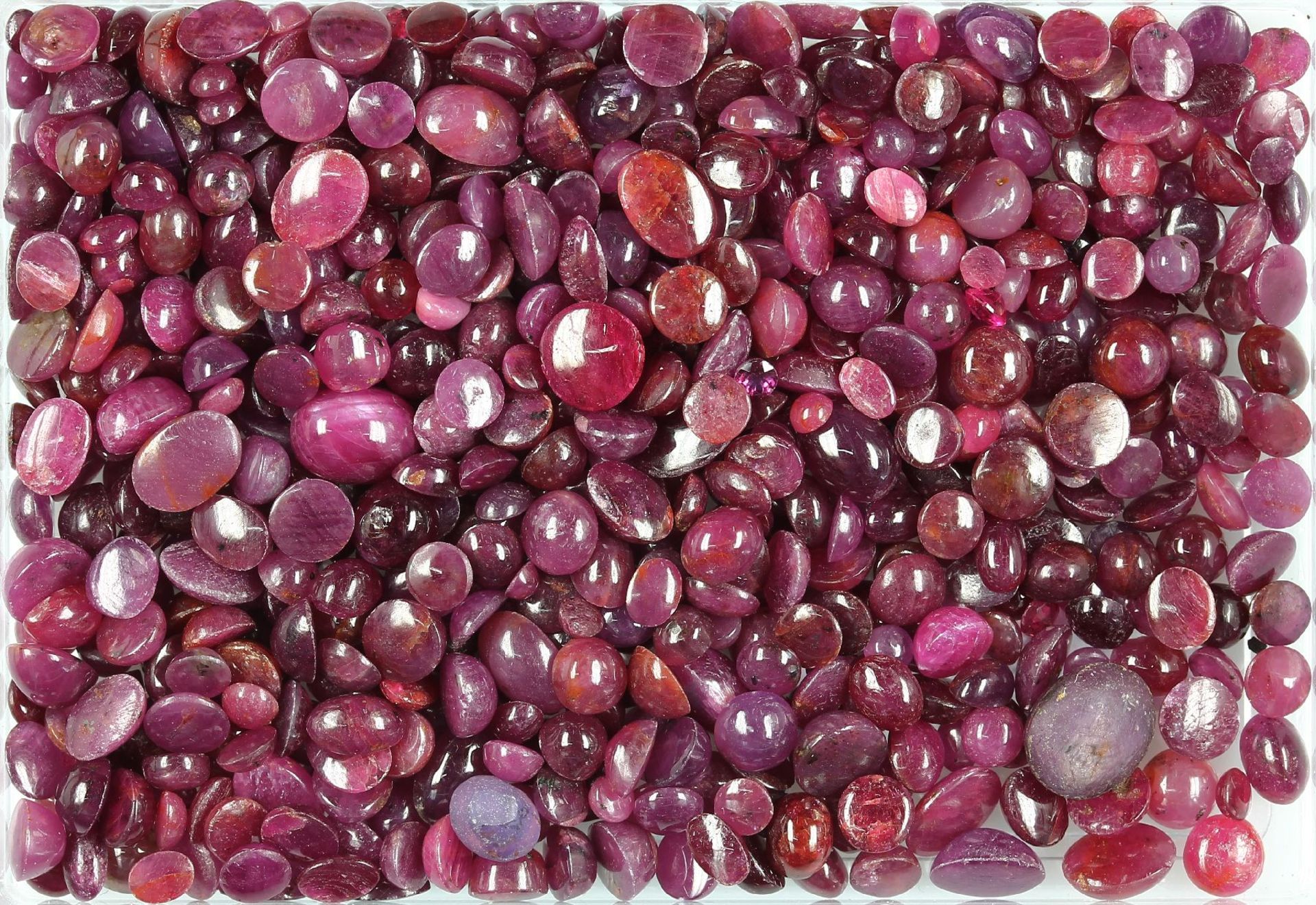 Lot lose Rubine, total ca. 301 ct, Cabochons in versch. Größen und Formen, u.a. AusfasswareLot loose