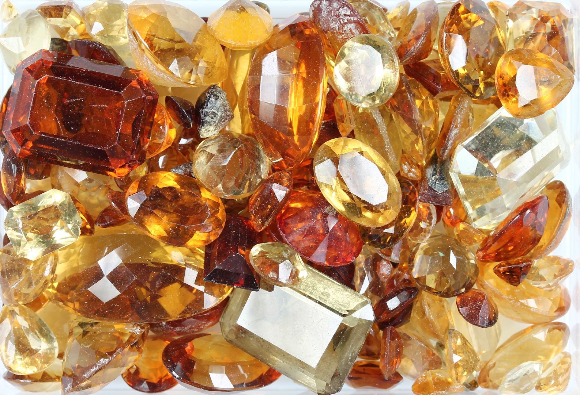 Lot lose Citrine, total ca. 508 ct, versch. Größen, Farben und Schliffformen, u.a.AusfasswareLot