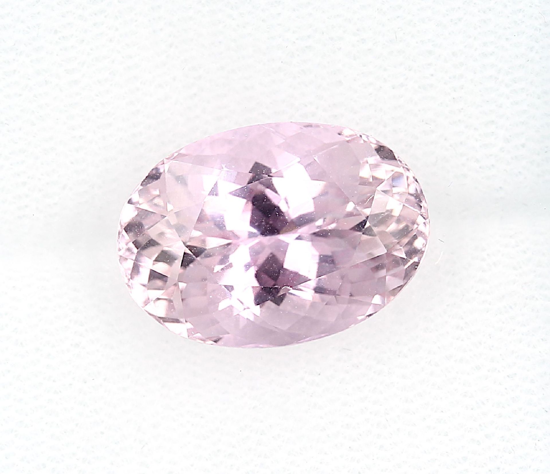 Loser Kunzit, ca. 16 ct, oval facett. Schätzpreis: 1000, - EURLoose kunzite, approx. 16 ct, oval