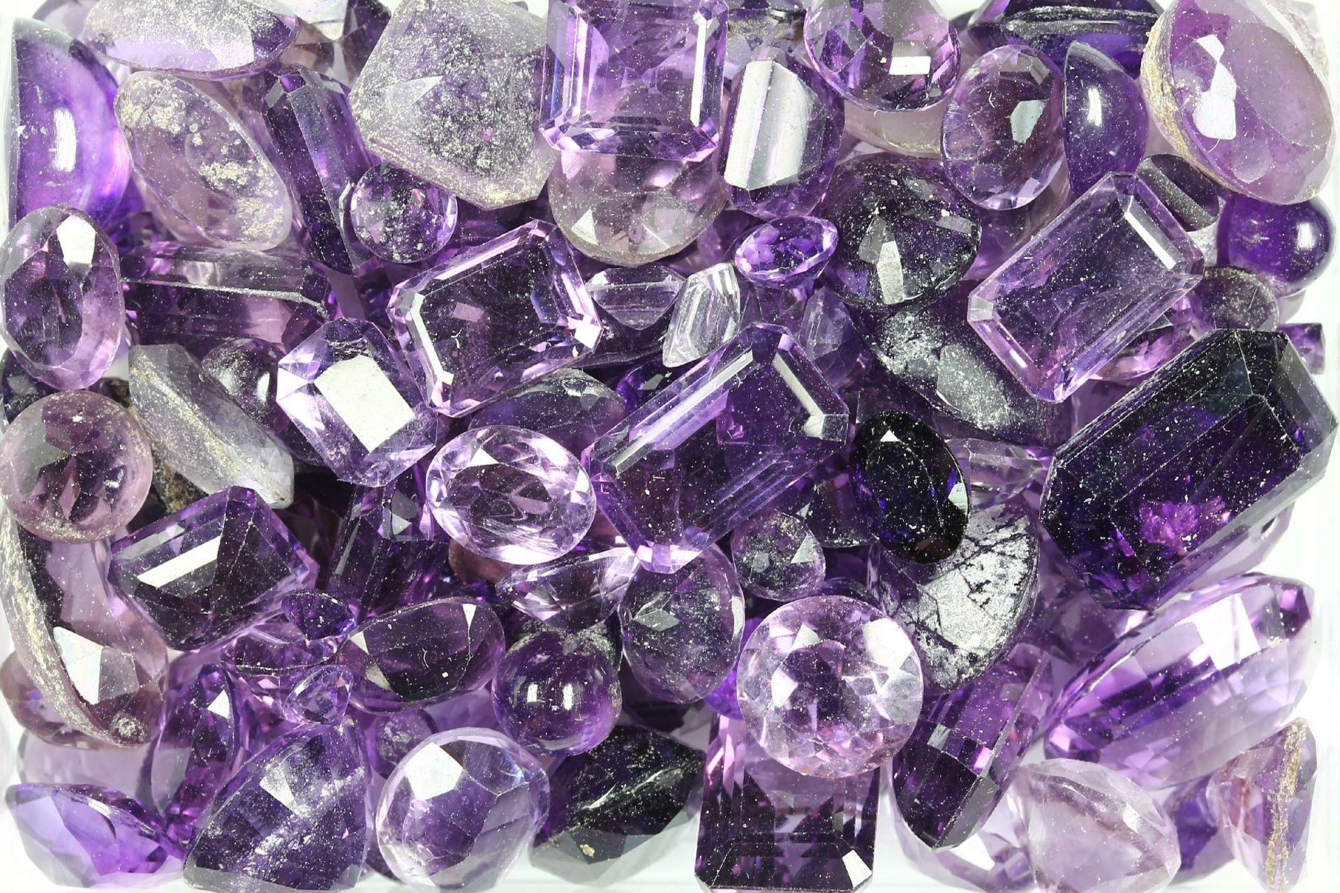 Lot lose Amethyste, total ca. 622 ct, versch. Größen und Schliffformen, u.a. AusfasswareLot loose