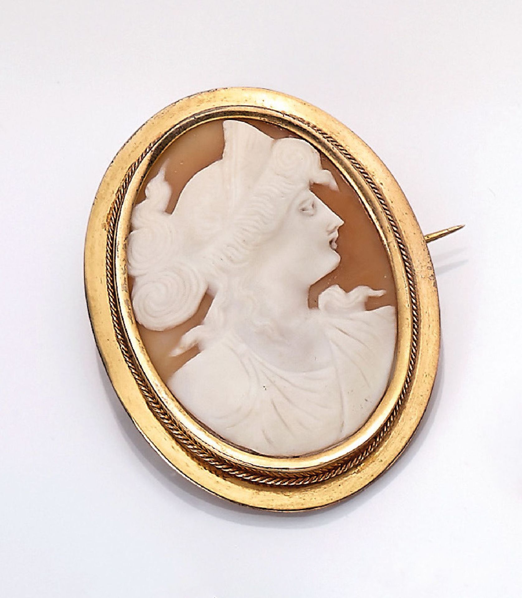 8 kt Gold Brosche mit Muschelkamee, England um1870, ovale Muschelkamee mit Darstellung der Hera,