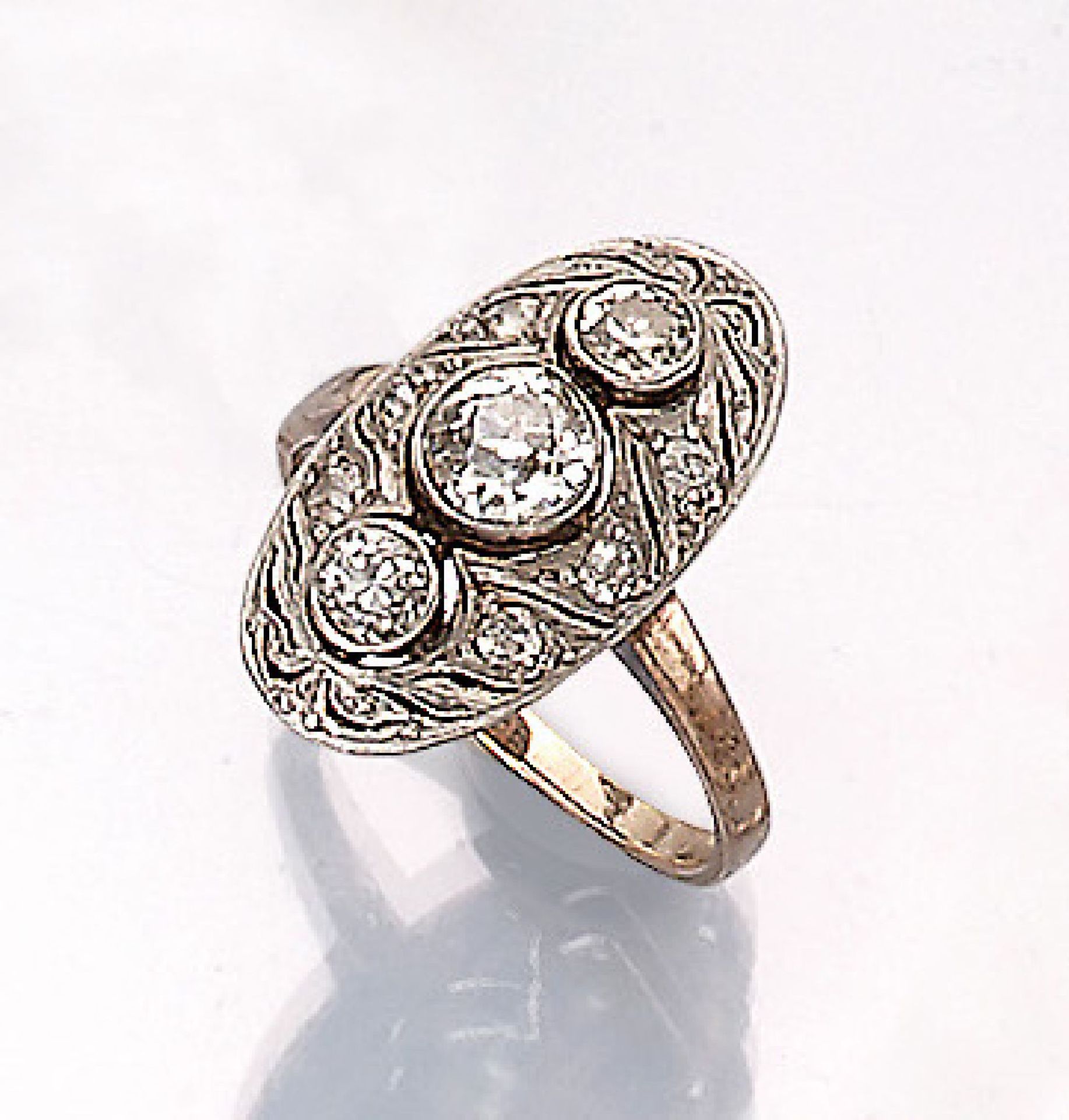 14 kt Gold Art-Deco-Ring mit Diamanten um 1920, GG 585/000 und Platin, mittiger Altschliffdiam.