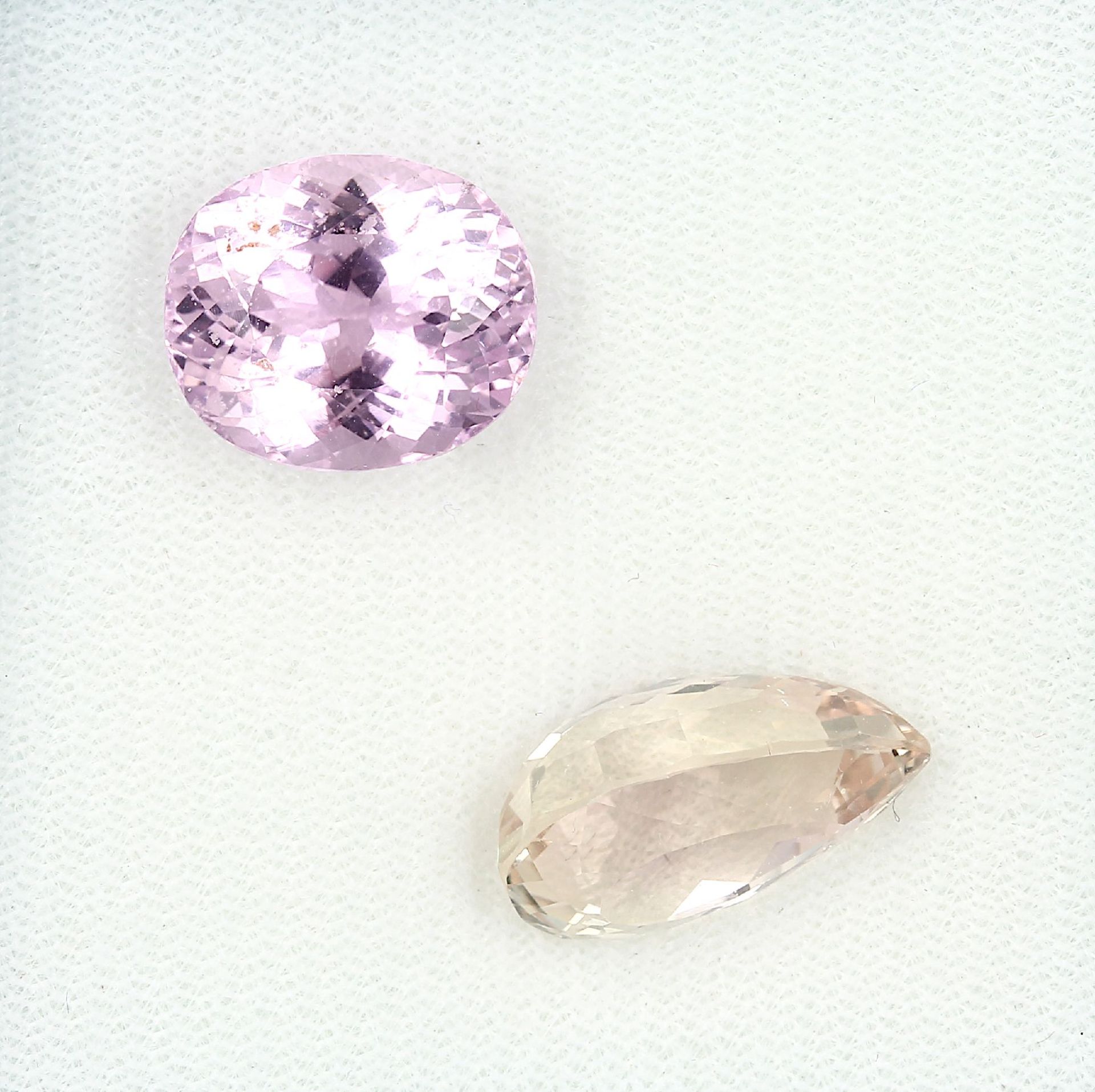 Lot lose Kunzite, zus. ca. 28 ct, best. aus: 1 x tropfenf. facett., gelb, 1 x oval facett., roséf.