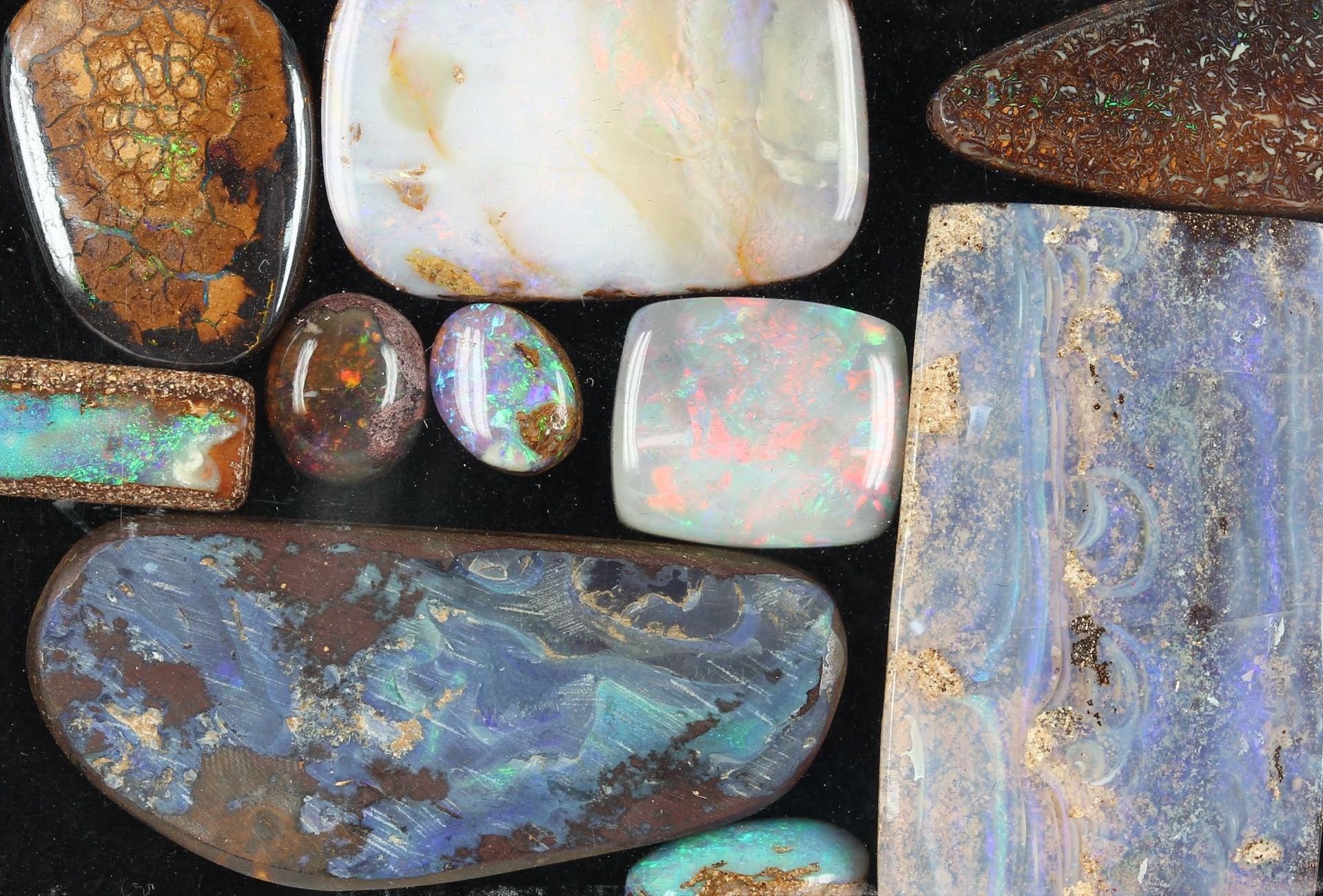 Lot lose Opale, versch. Größen, Formen und Farben, total ca. 208 ct, u.a. AusfasswareLot loose opals