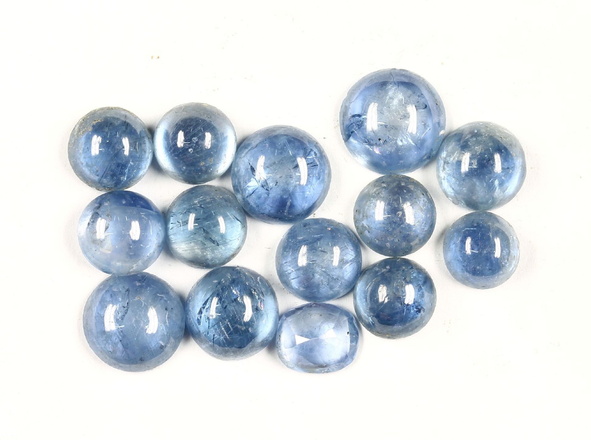 Lot lose Saphire, runde Cabochons, zus. ca. 62.7 ct, u.a. AusfasswareLot loose sapphires , round