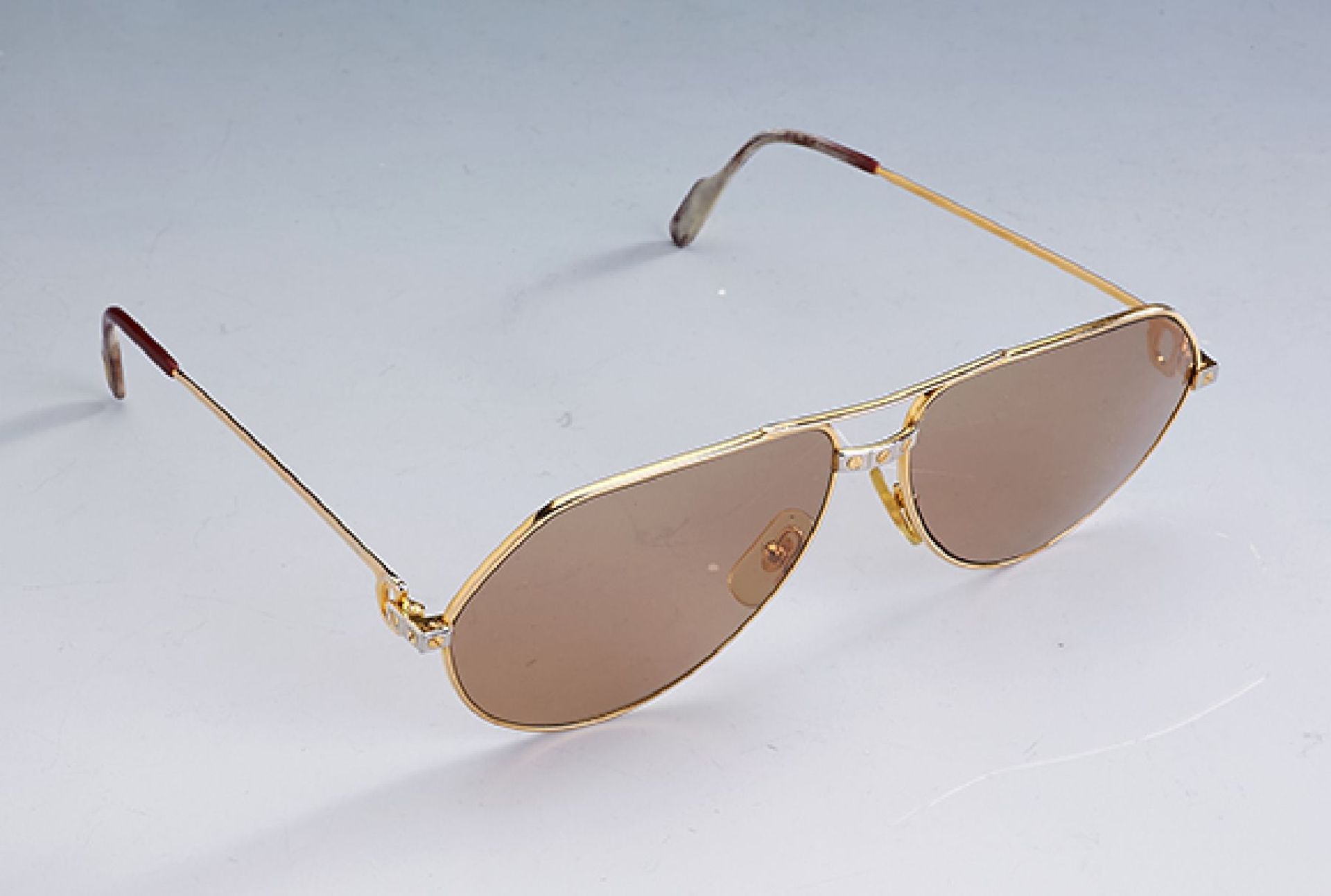 Cartier Sonnenbrille/Pilotenbrille, sign. und num., Gestell verg., typ. Design, Gläser braun