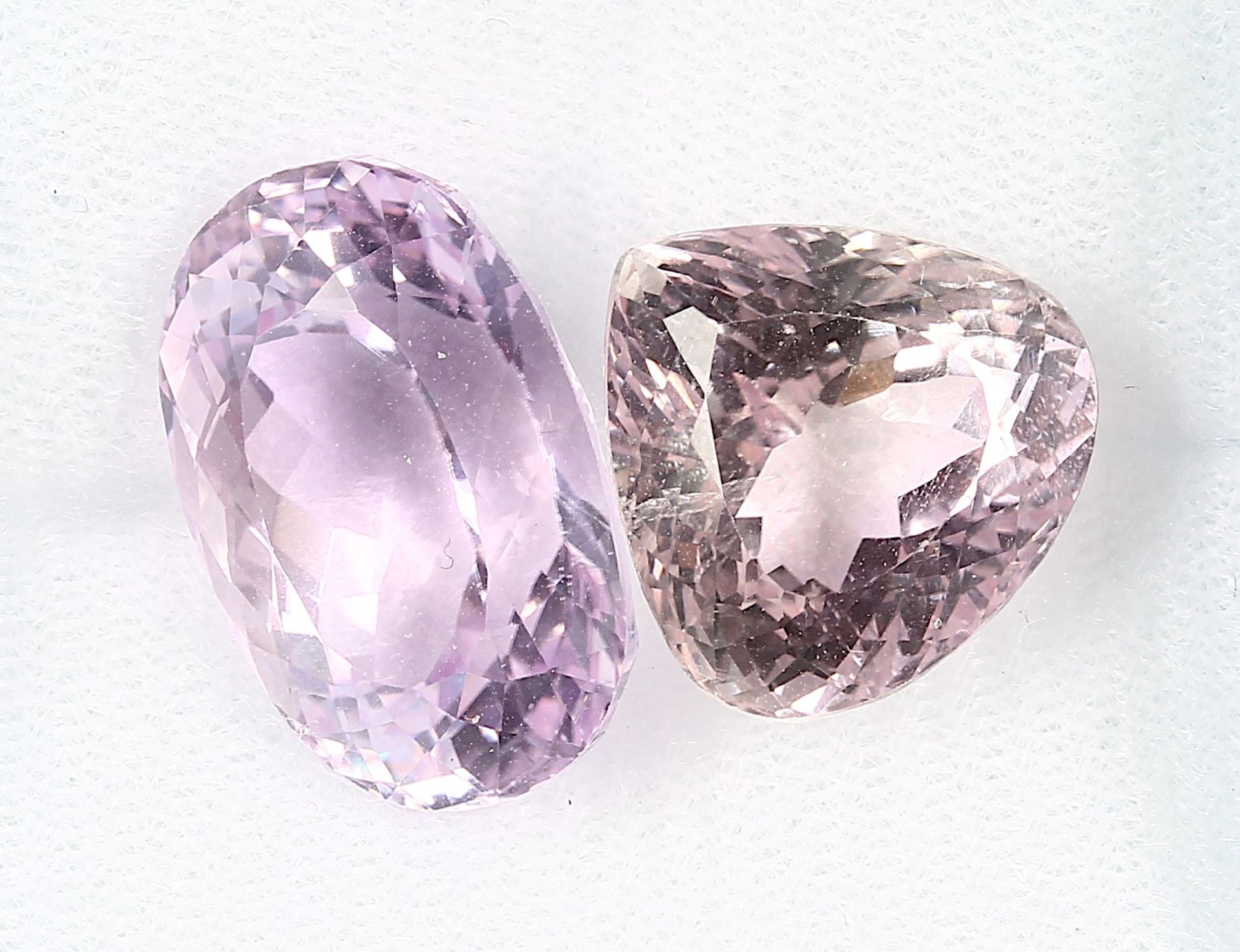 Lot 2 lose Kunzite, zus. ca. 38.2 ct, best.aus: 1 x tropfenf. facett., rose, 1 x Kissenschliff, pink