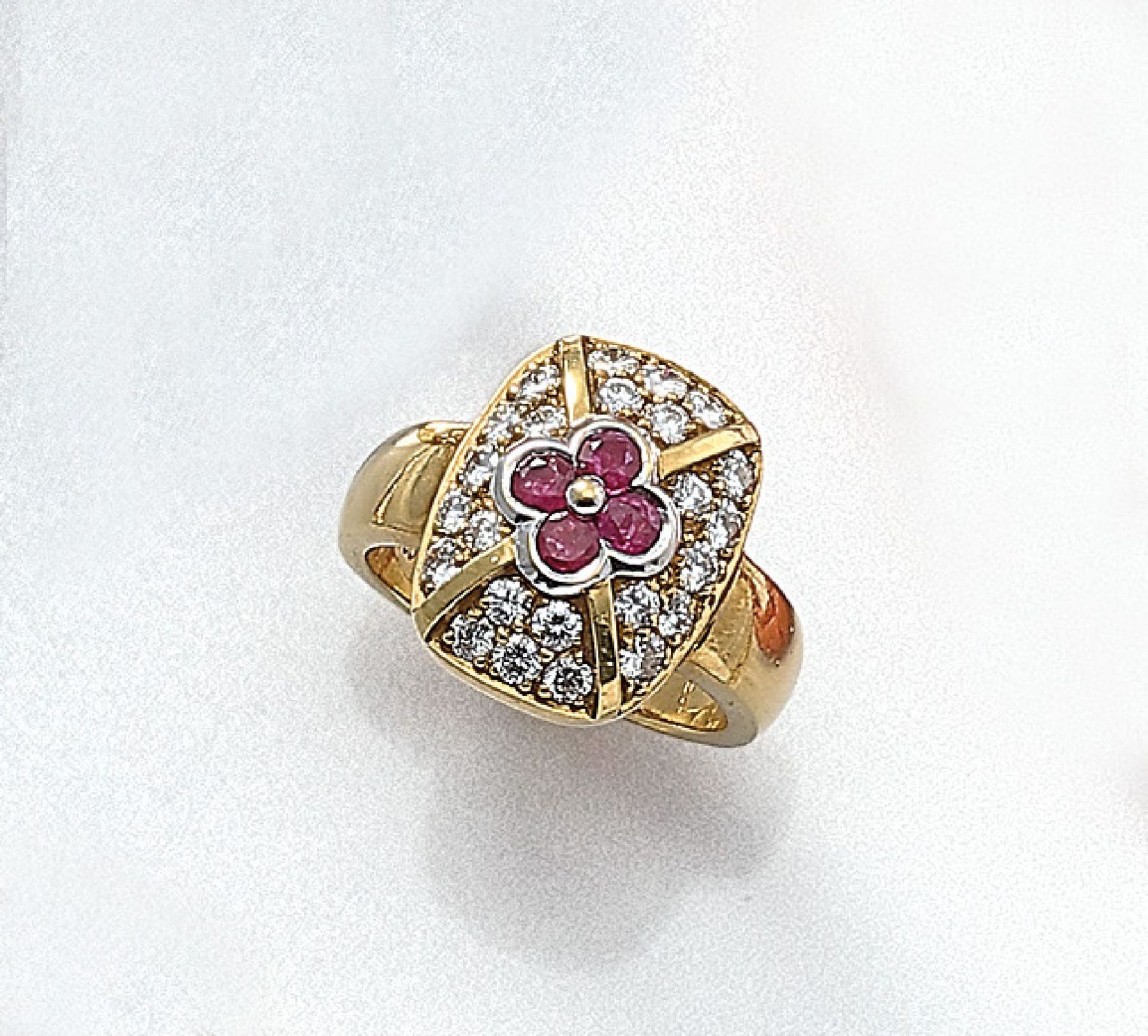 18 kt Gold Ring mit Rubinen und Brillanten, GG 750/000, 4 rundfacett. Rubine zus. ca. 0.30ct, 24