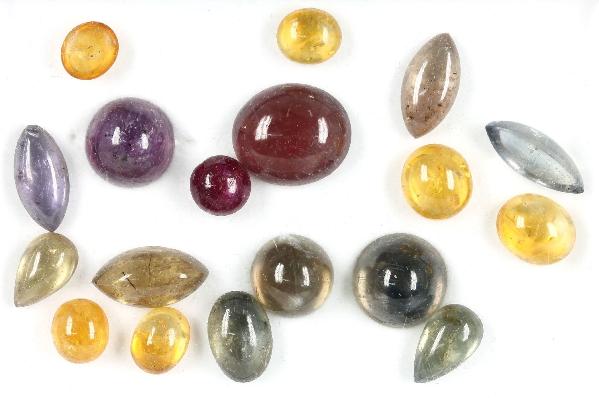 Lot lose Saphire, total ca. 91.75 ct, Cabochons in versch. Schliffformen, in Gelb, Grün, Rosa und