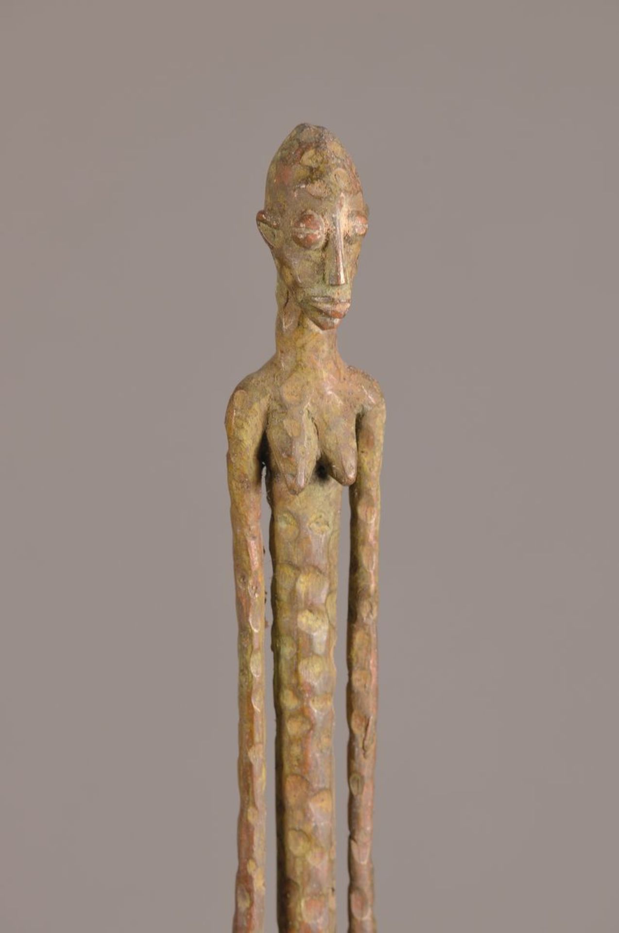 Ahnenskulptur der Dogon, Mali, ca. 50 Jahre alt, Bronze, stehende weibliche Figur, - Bild 3 aus 3