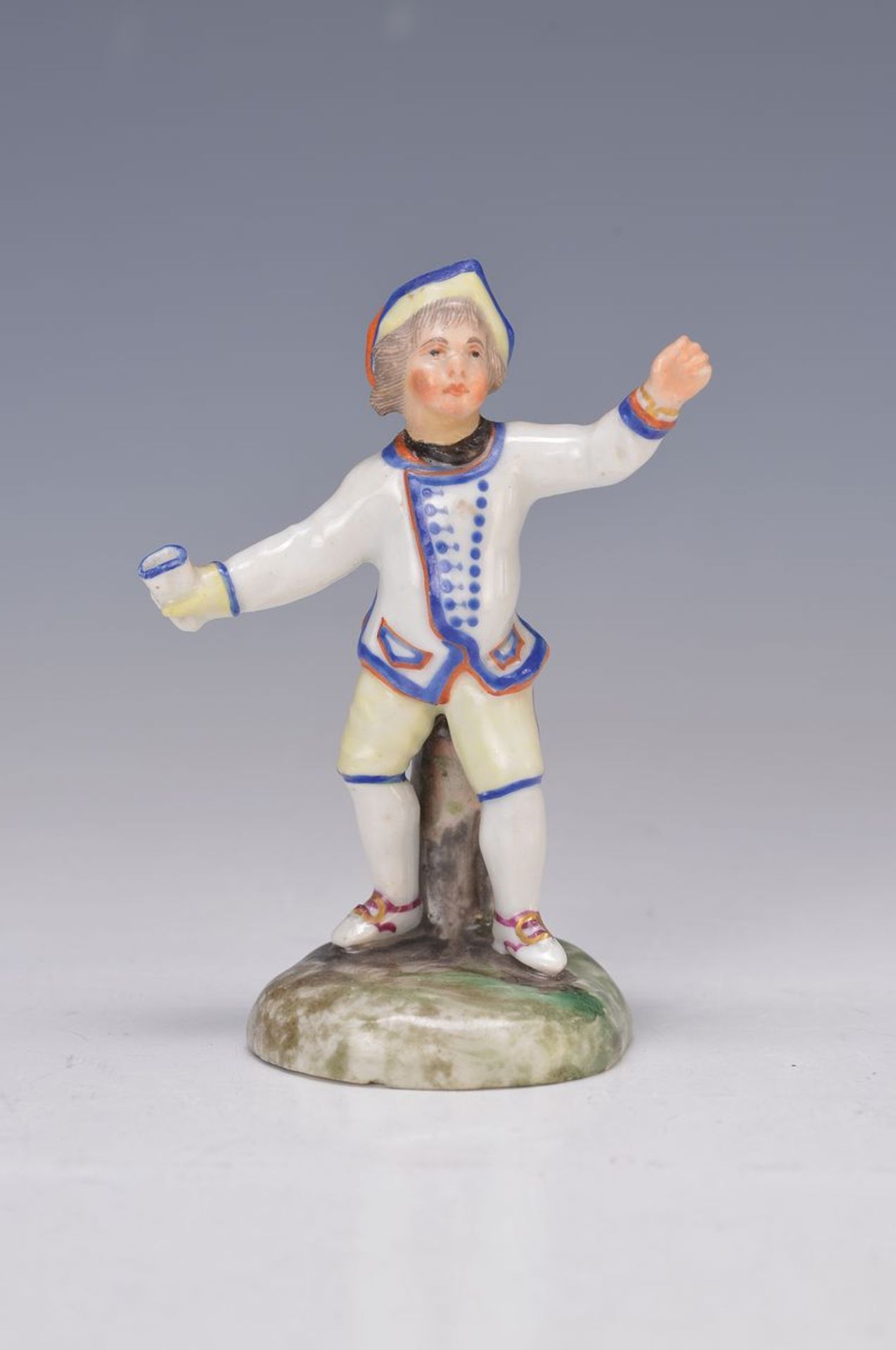 Porzellanfigur, Ludwigsburg, um 1770, Knabe mit Becher, polychrom bemalt, H. 10 cmfigurine,