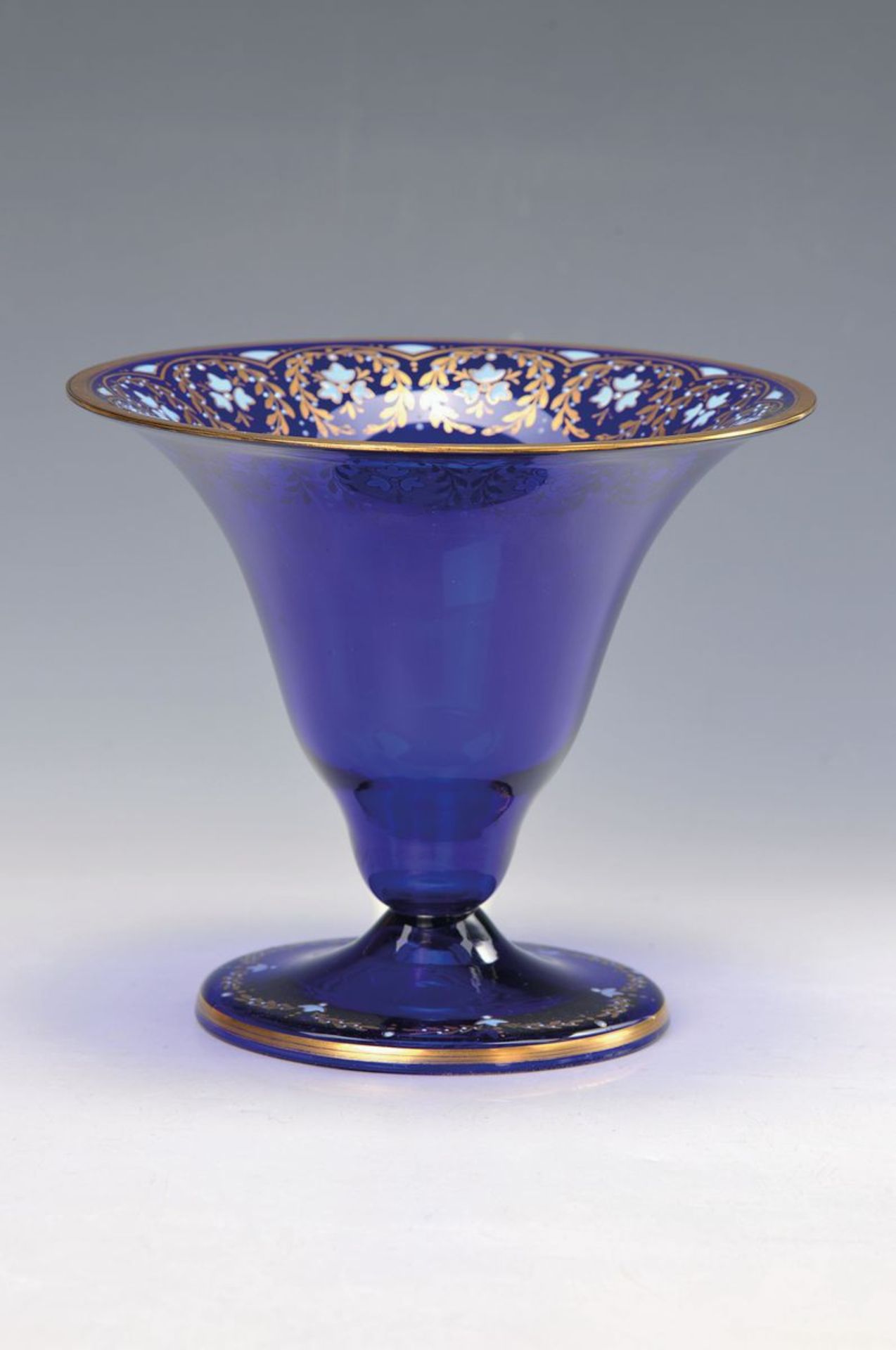 Fußschale, Böhmen, um 1900/10, blaues Glas, trichterförmig mit Emailbemalung und Goldstaffage, H.