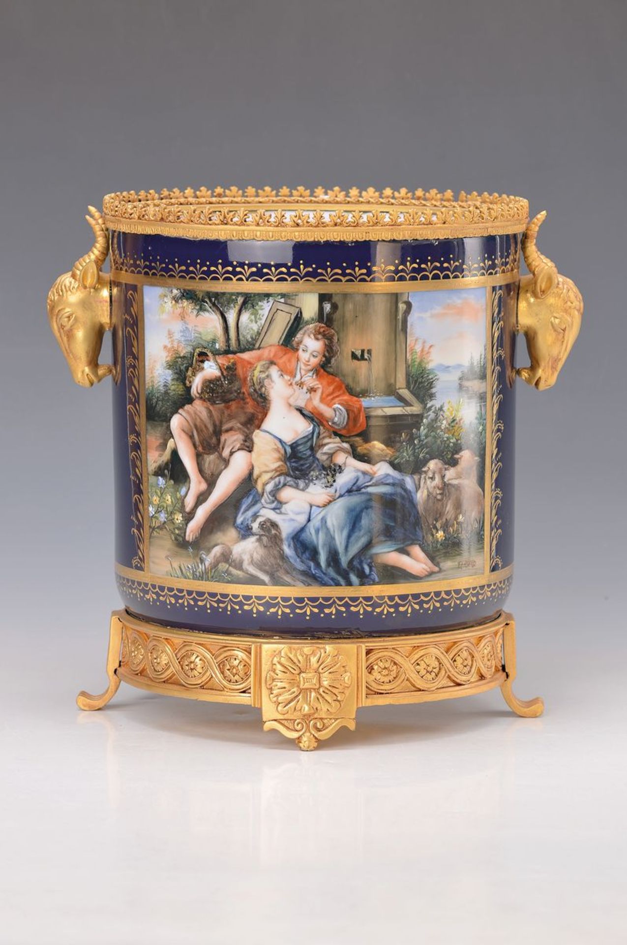 Großer Cache Pot, nach klassizistischem Vorbild, handbemalt, Porzellan, H. ca. 27 cm, l. Gebr.-