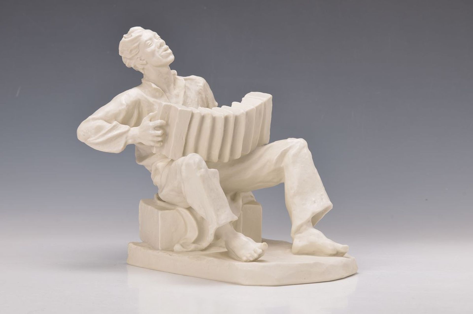 Figur, Rosenthal, Entwurf W. Kelling, um 1935, Ziehharmonikaspieler, auf dem Sockel signiert und