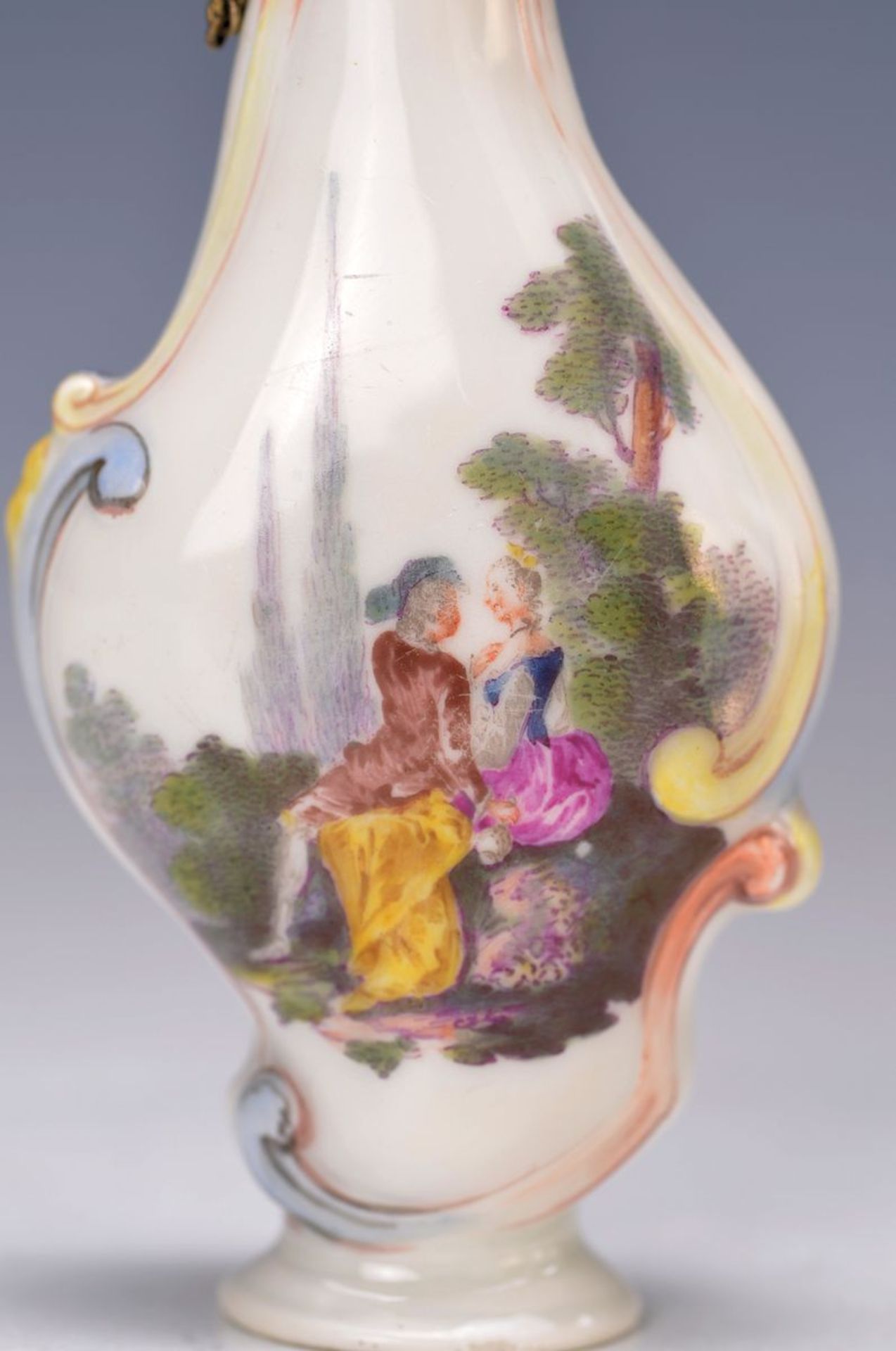 Flakon, Meissen, um 1730-35, Modell von JJ. Kaendler, Porzellan mit orig. vergoldeter Montierung, - Bild 2 aus 2