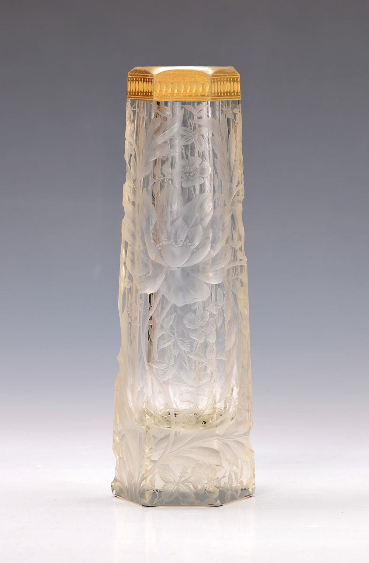 Vase, wohl Moser Karlsbad, um 1900/10, farbloses Glas, tiefer sog. Intaglioschnitt, sechseckig, Rand