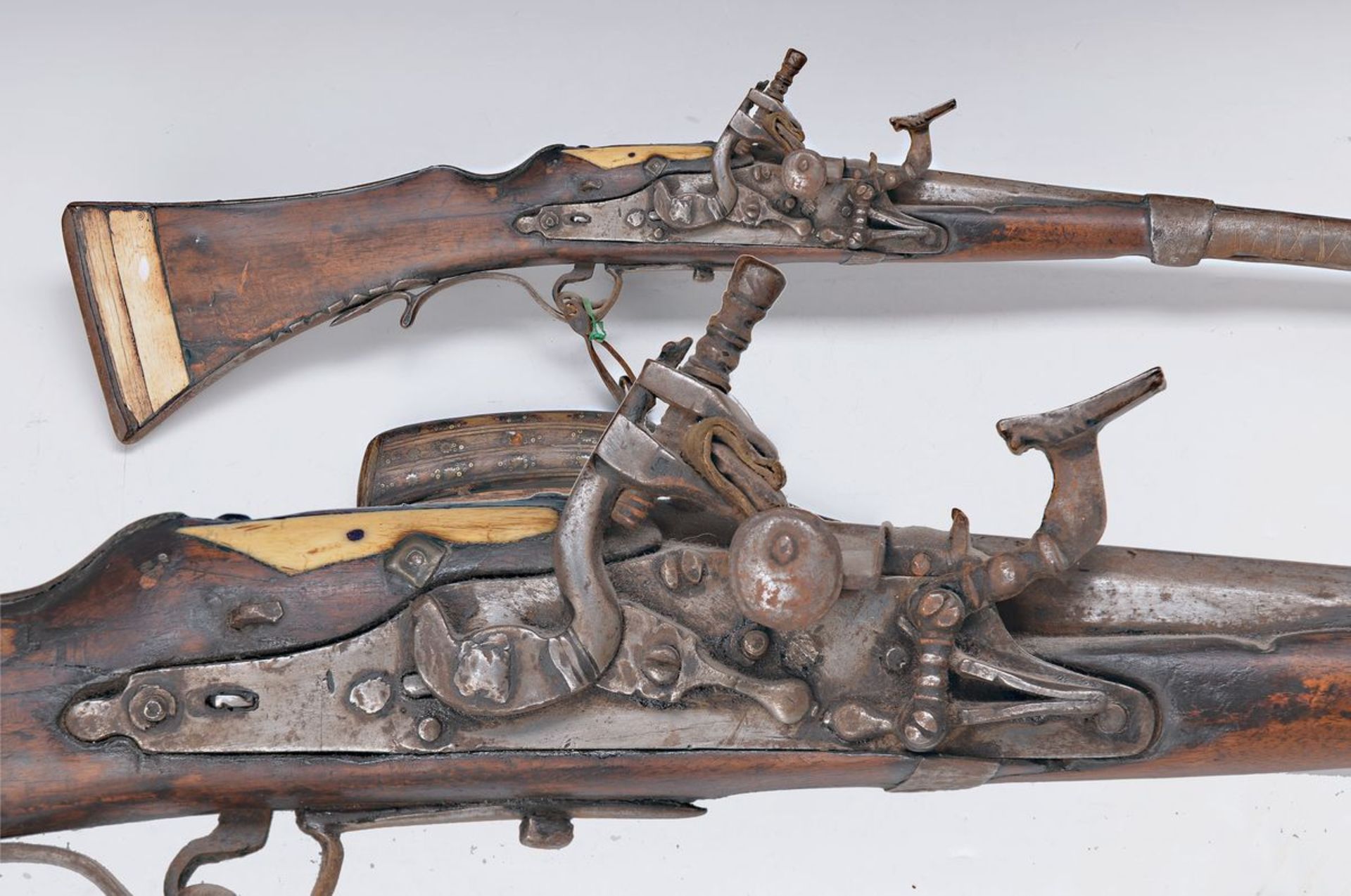 Gewehr, Afghanistan, um 1900, Schloß in Afghanistan selbst handgeschmiedet, Schaft mit Beineinlagen,
