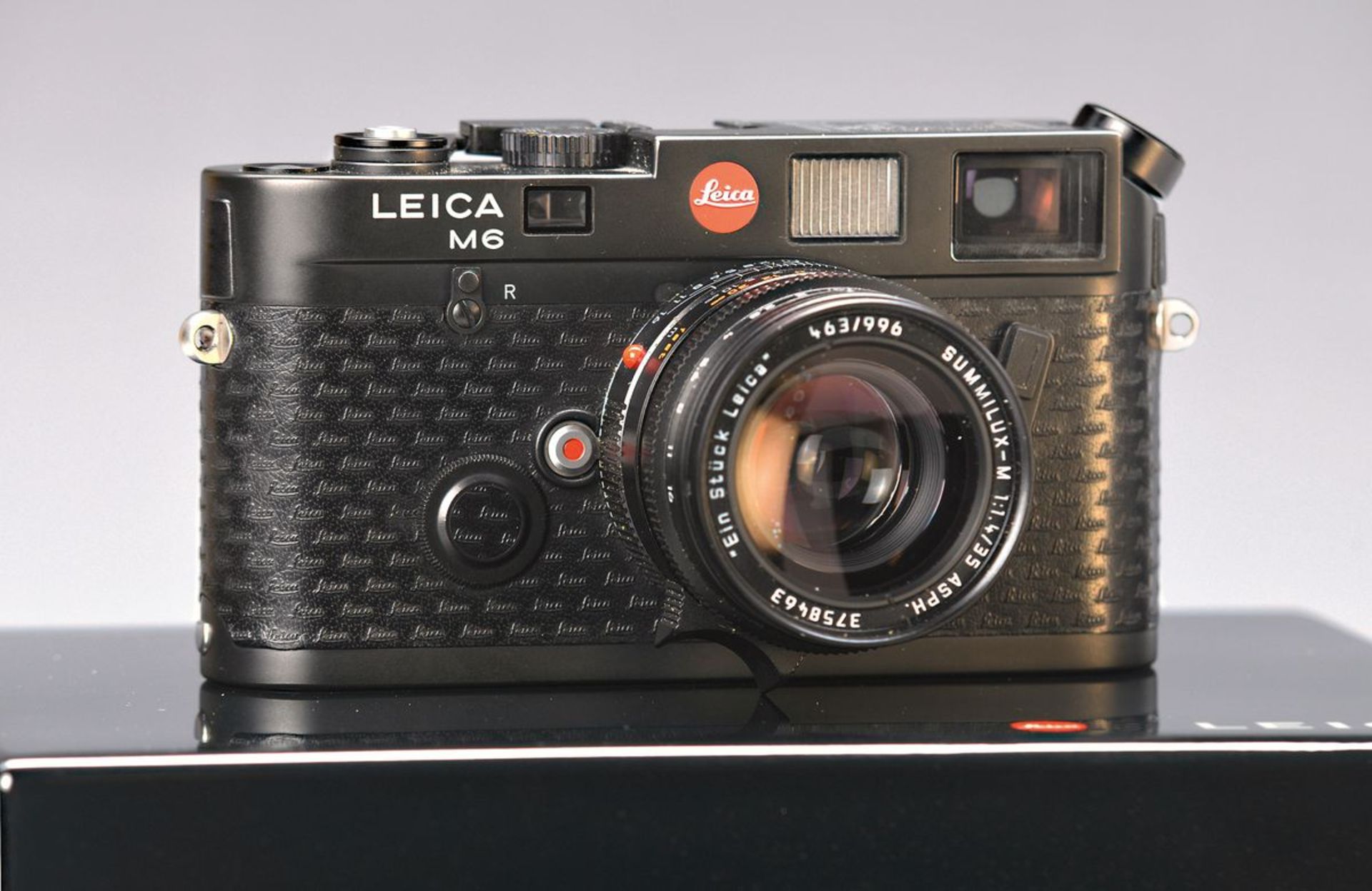 Leica M6 "Ein Stück Leica", Sondermodell zum Leica Börsengang 1996, No.463 von 996, dazu Summilux-