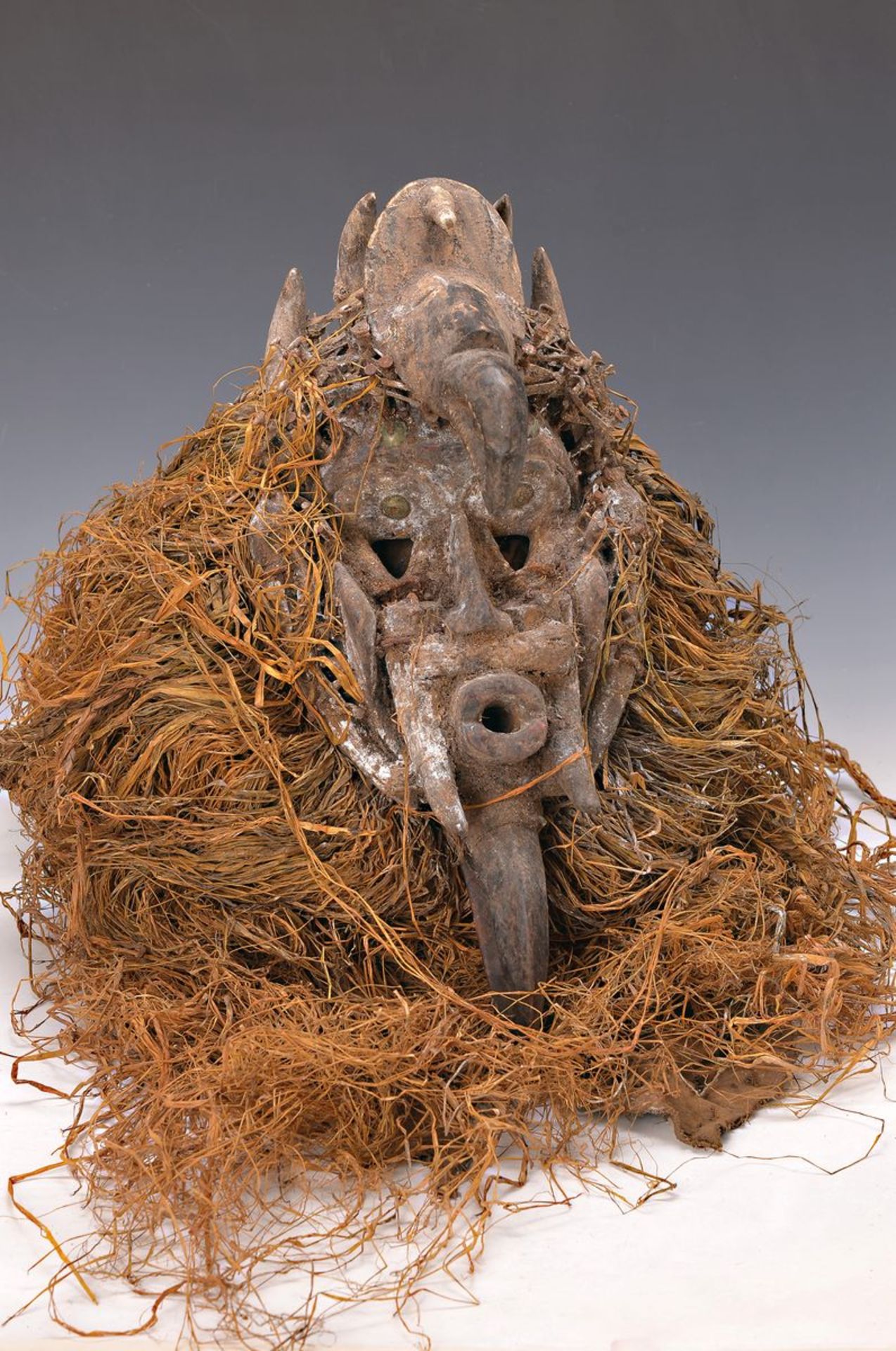 Fetischmaske der Bakongo, Kongo, ca. 50 Jahre alt, Holz geschnitzt, mit Nägeln und Metallnieten