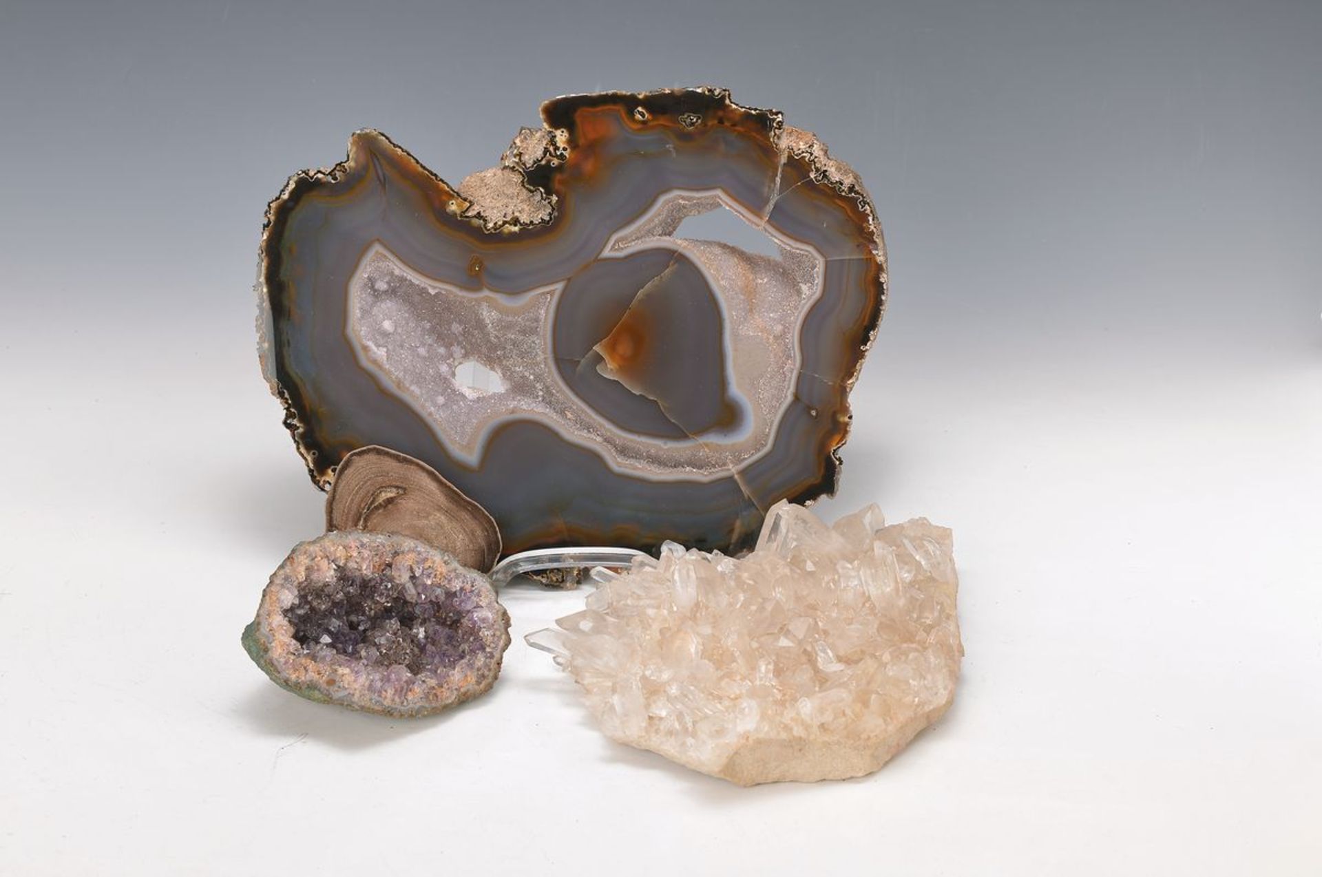 Kleine Mineraliensammlung, u.a. große geschliffene Achatscheibe, 34x26 cm, mehrere Amethystdrusen,