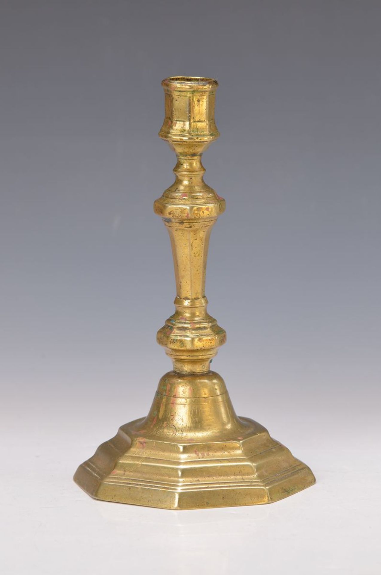 Leuchter, deutsch, 18. Jh., Bronzeguß, mit Wappendekor, Tropffänger fehlt, H. ca. 24 cm,