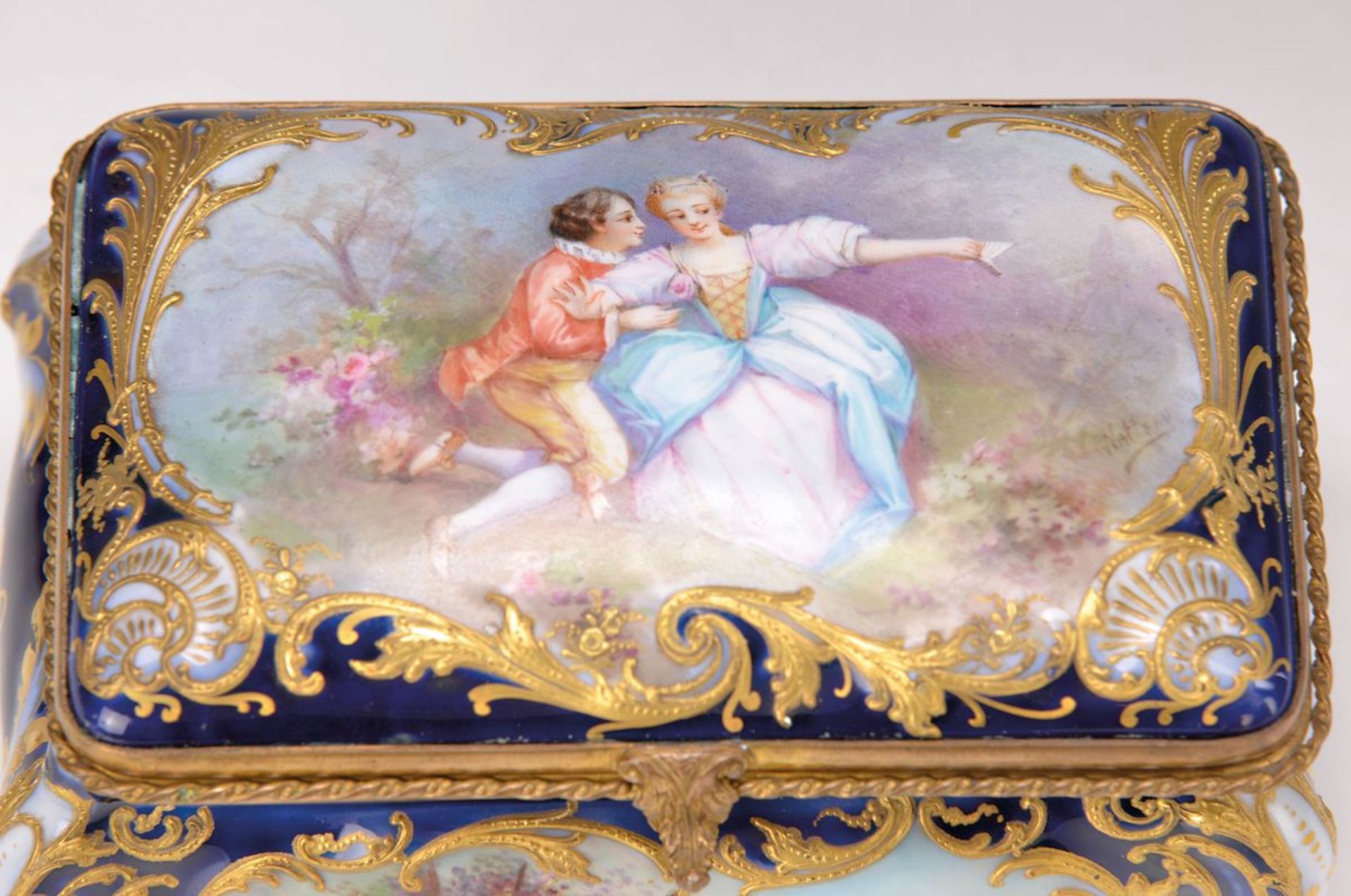 Grosse Deckeldose, Samson Paris, um 1870-90, nach Vorbild von Sevres, polychrome Bemalung im Stile - Bild 2 aus 2