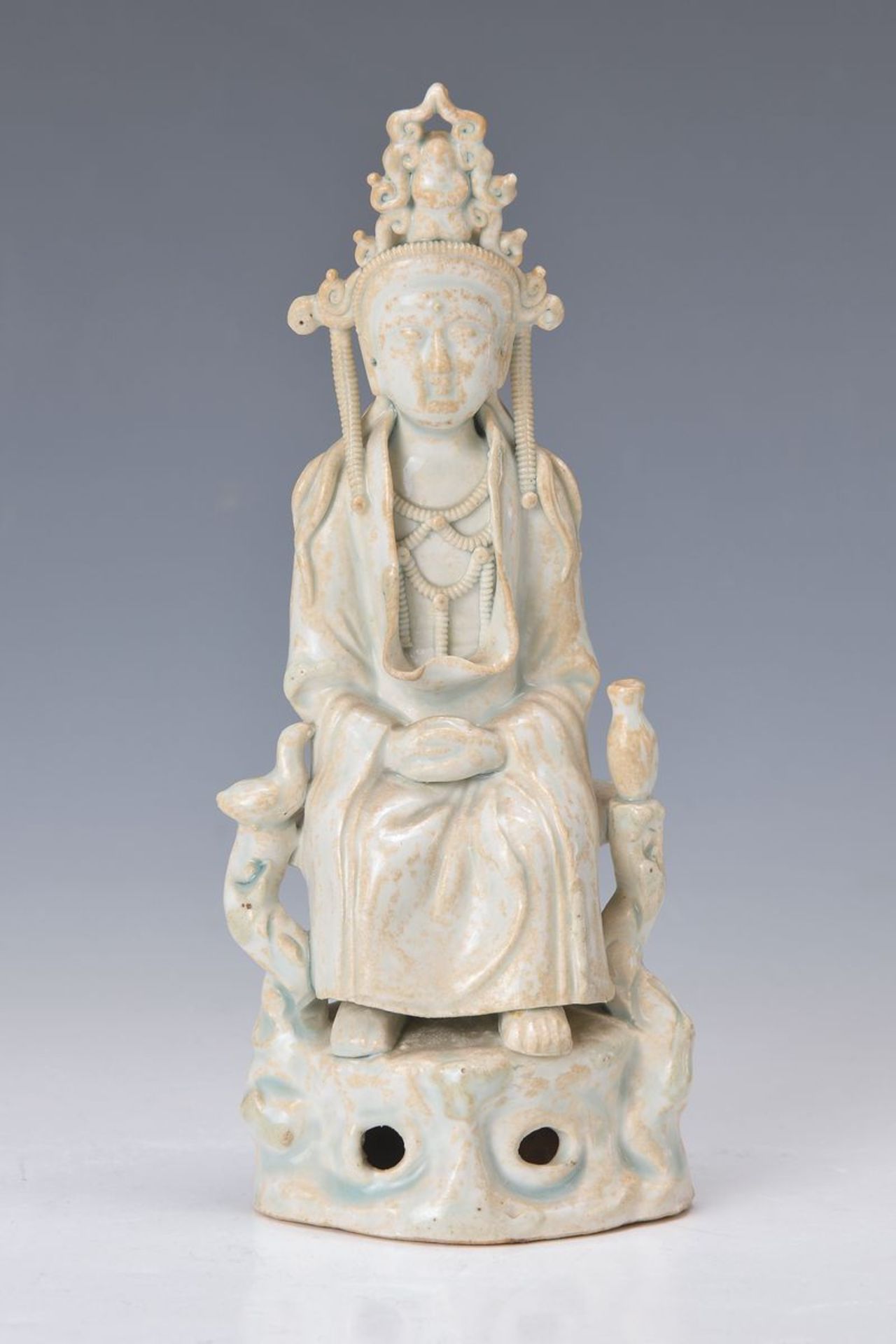 Guan Yin, China, Song, 12./13. Jh., Porzellan ähnliche Keramik, bläulich-grünliche Glasur,