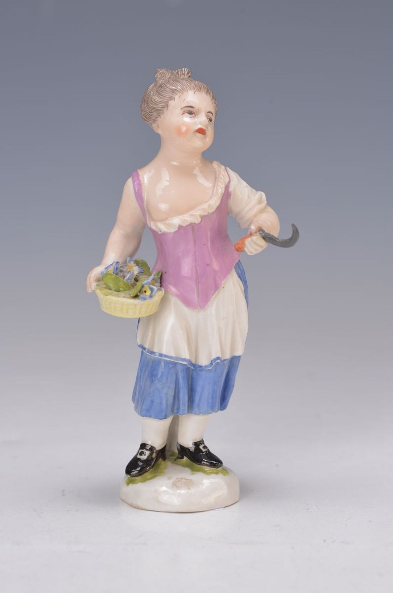 Porzellanfigur, Ludwigsburg, um 1762, Mädchen mit Blumenkorb, Modell von Johann Christian Wilhelm