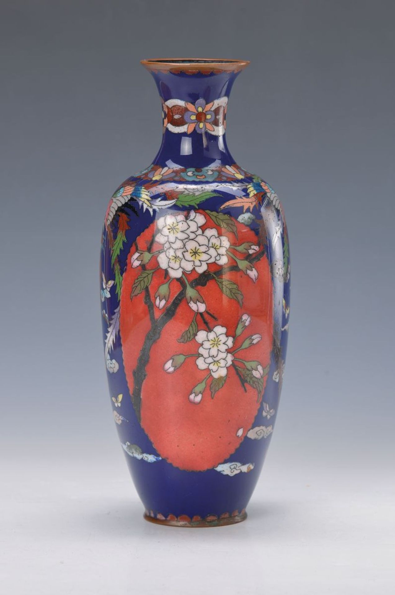 Deckeldose und Vase, Japan, um 1900/10, Blumendekor, seitlich mit Drahtschnecken, einzelnen