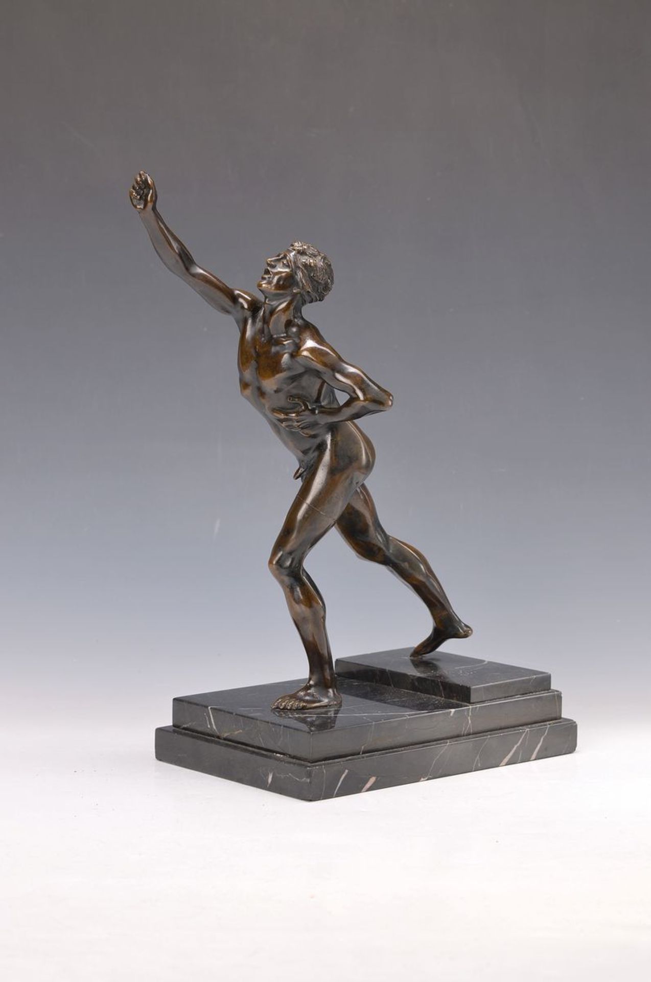 Bronzefigur, deutsch, um 1920, antiker Athlet, Attribut in der Hand fehlt, auf getrepptem