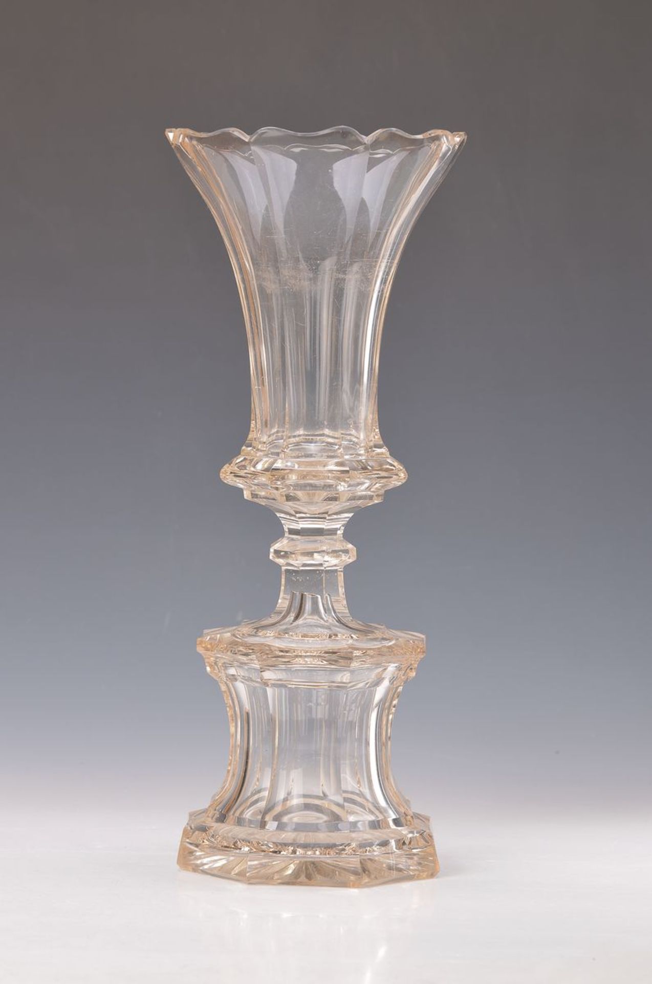 Monumentaler Pokal, Böhmen, um 1900, farbloses Glas, facettiert, H. ca. 42 cm, min.