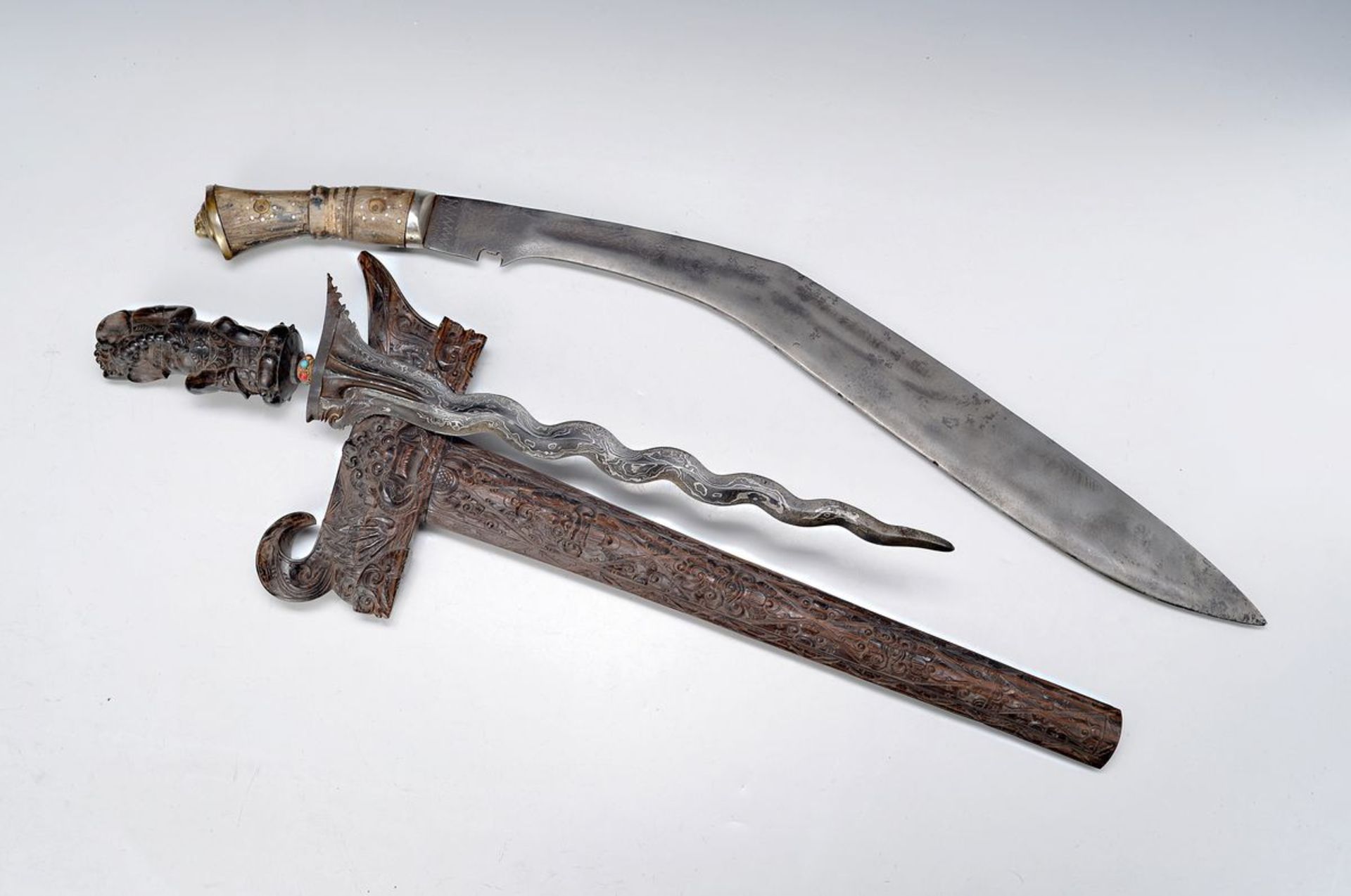 Khukuri, Nepal, um 1900, gravierte Klinge, Griff Holz mit Metallpiqué, L. ca. 73cmKhukuri, Nepal,