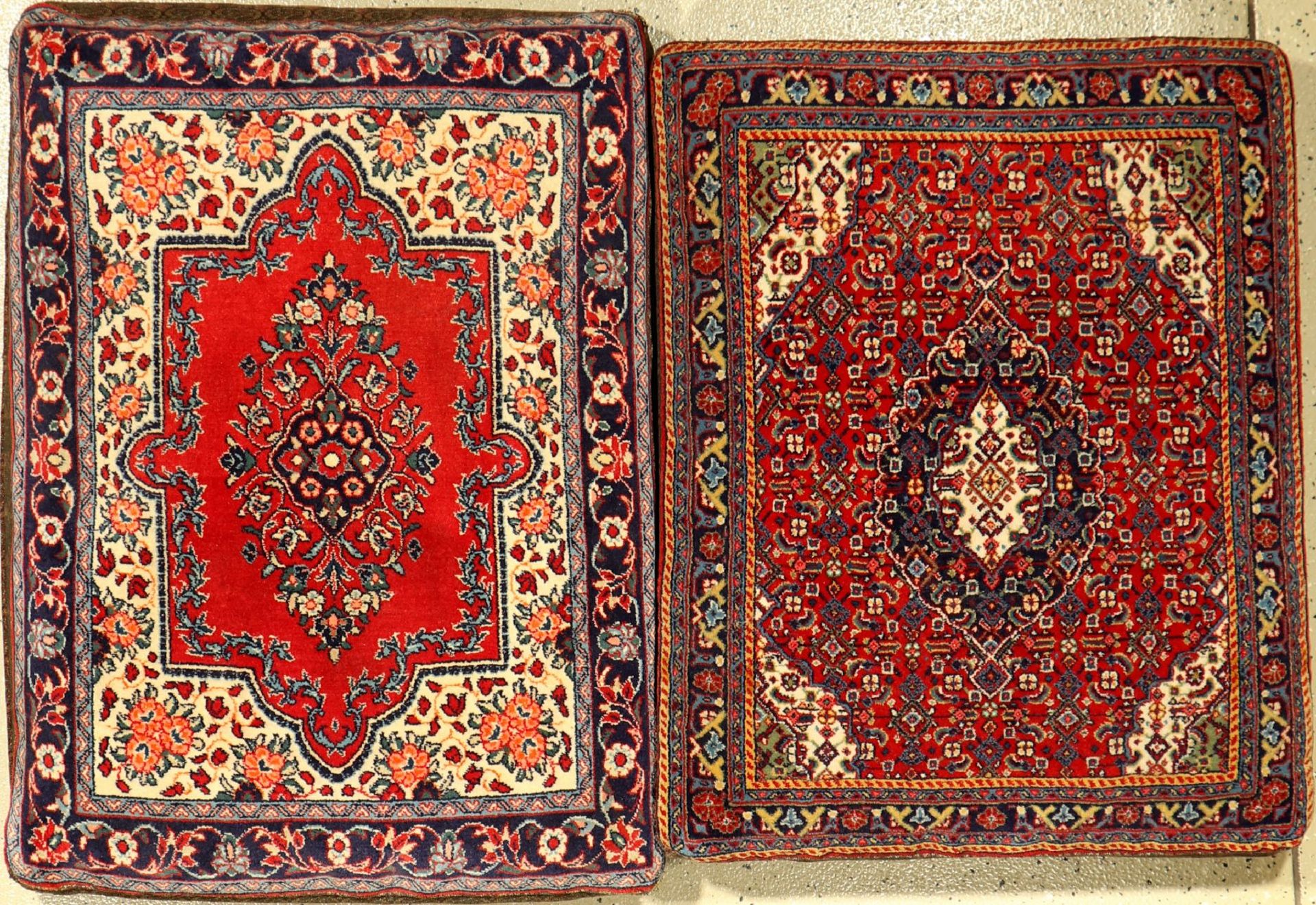 1 Paar Sarogh "Kissen", Persien, ca. 30 Jahre, Korkwolle, ca. 90 x 70 cm, 90 x 70 cm, EHZ: 2A Pair