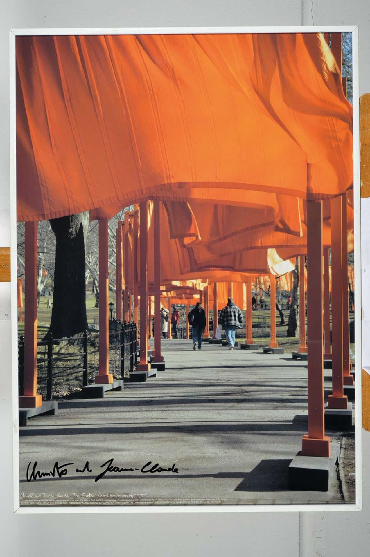 Christo und Jeanne-Claude, The Gates, Farboffset, von beiden handsigniert, ca. 70x50cm, u.Gl., R. - Bild 2 aus 2